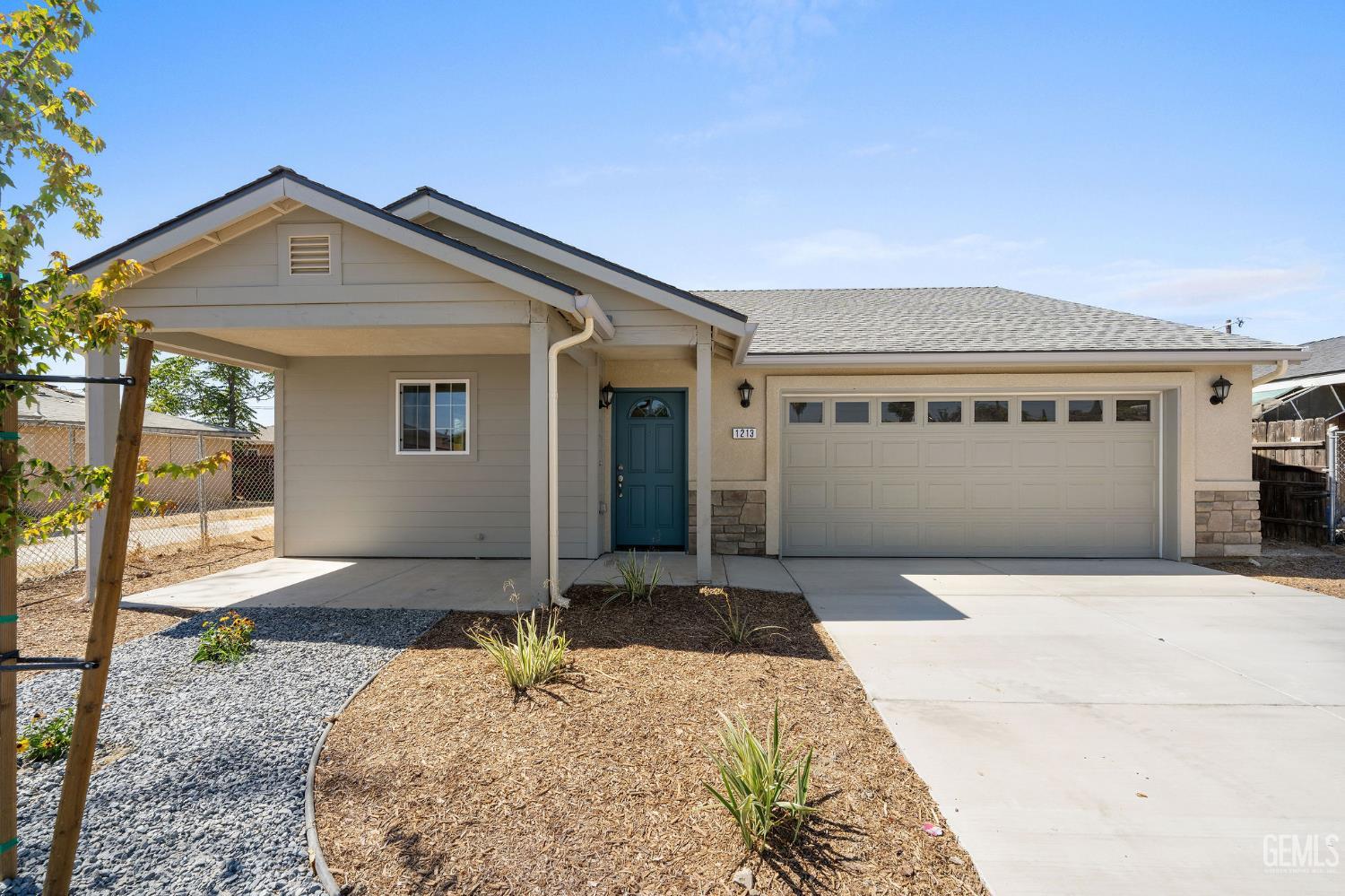 Single Family Residence in Bakersfield, photo 2 of 28