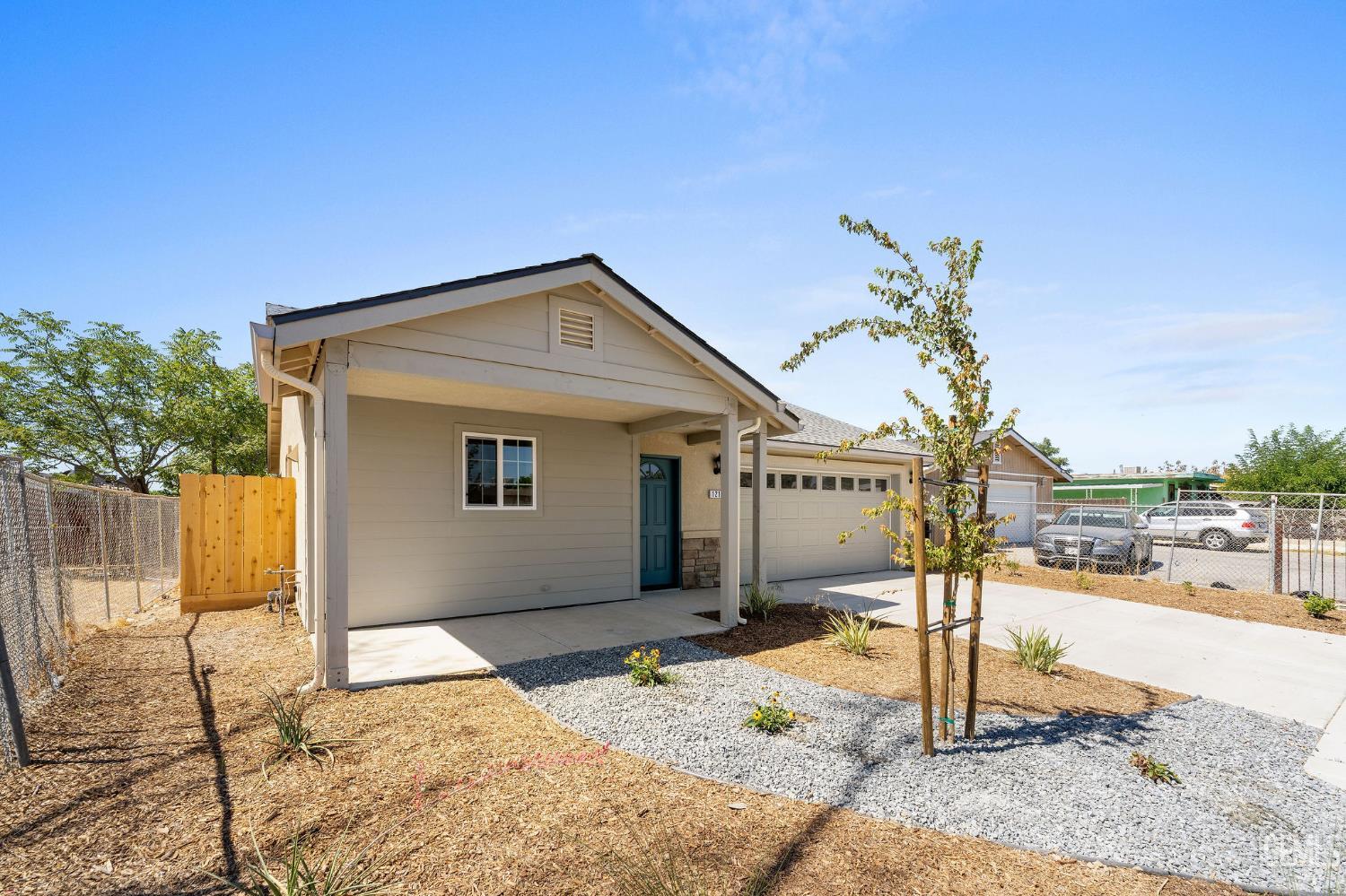 Single Family Residence in Bakersfield, photo 4 of 28