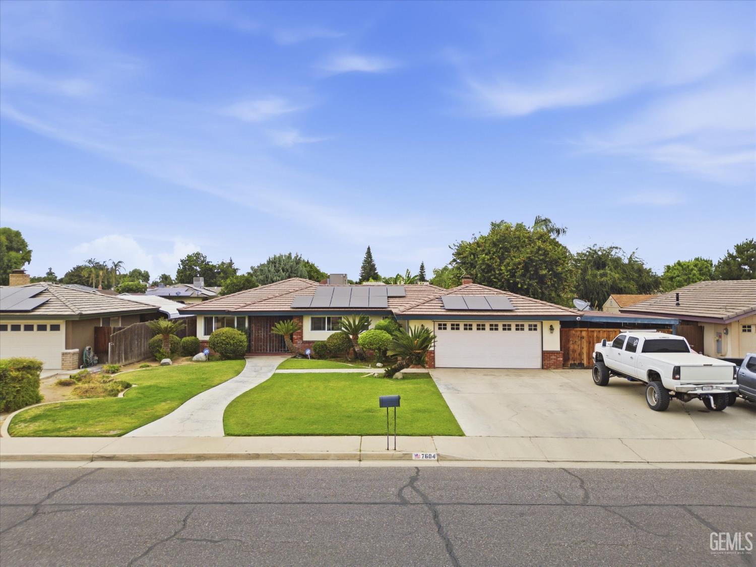Single Family Residence in Bakersfield, photo 4 of 46