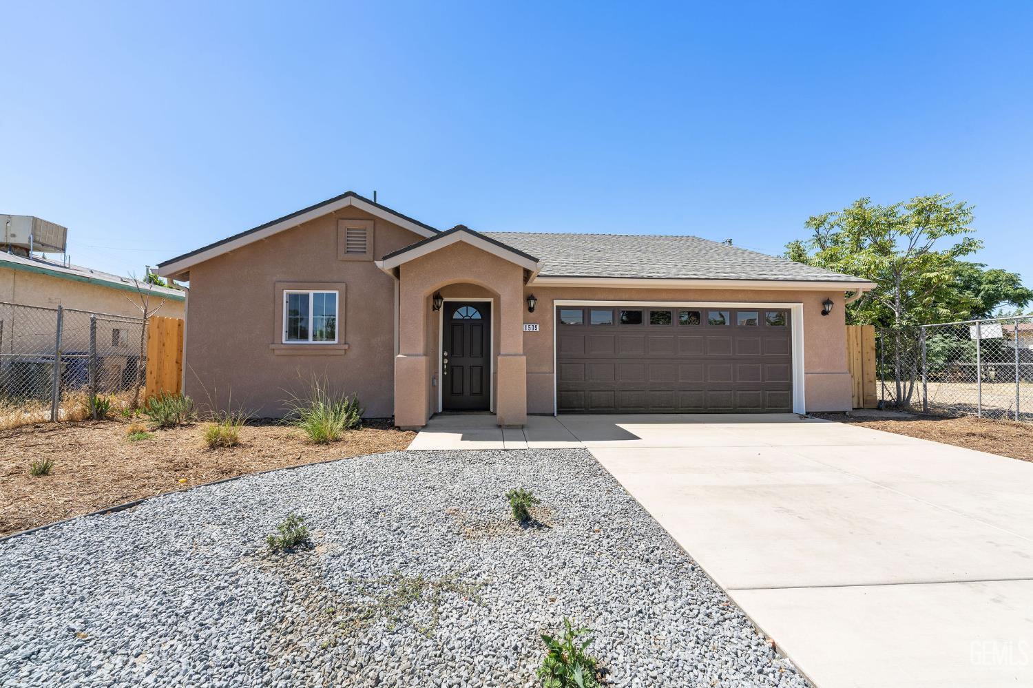 Single Family Residence in Bakersfield, photo 2 of 26