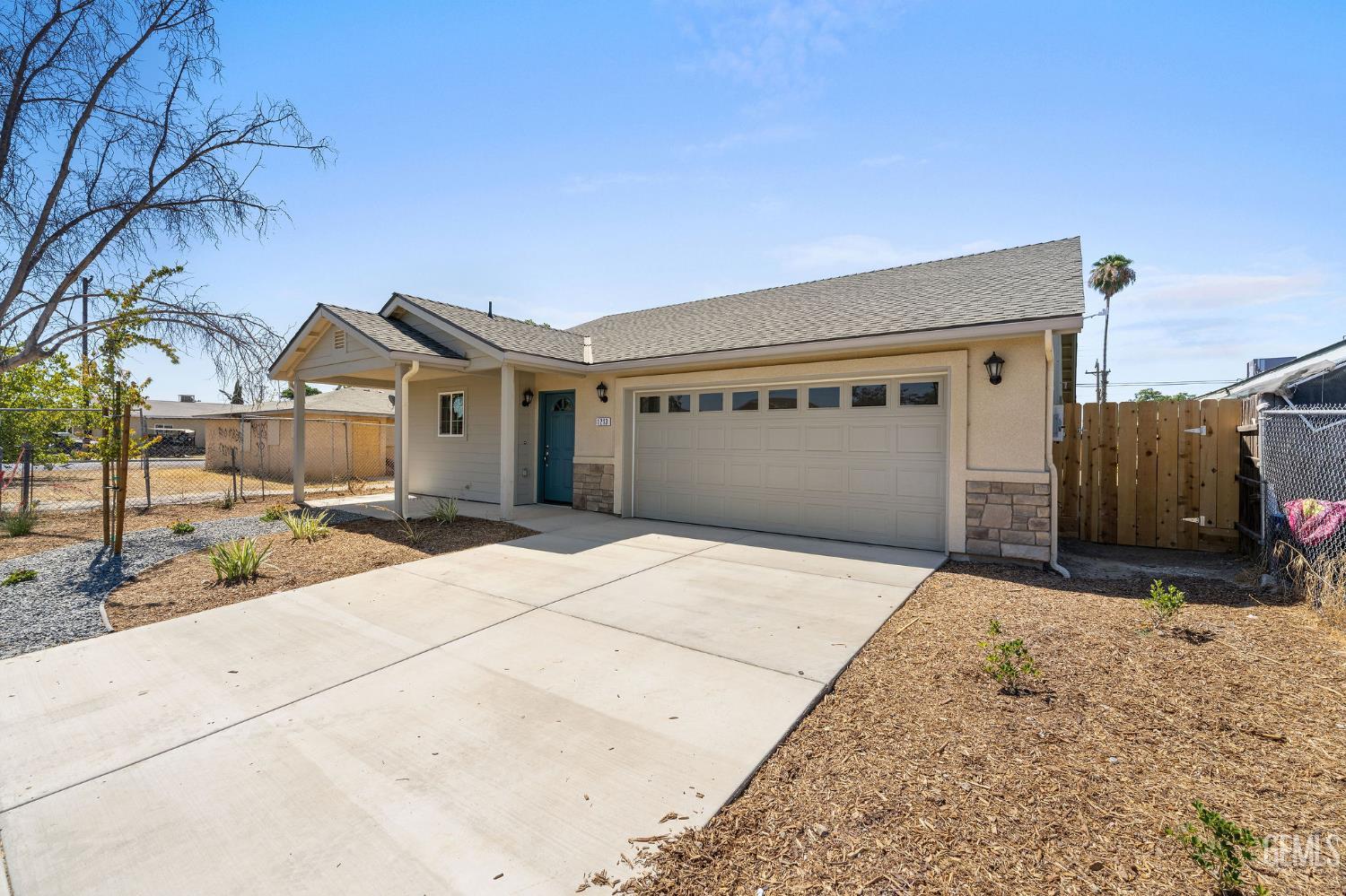 Single Family Residence in Bakersfield, photo 3 of 28