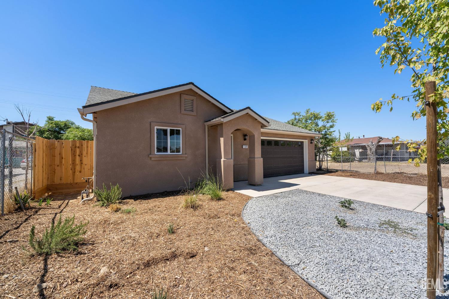 Single Family Residence in Bakersfield, photo 4 of 26