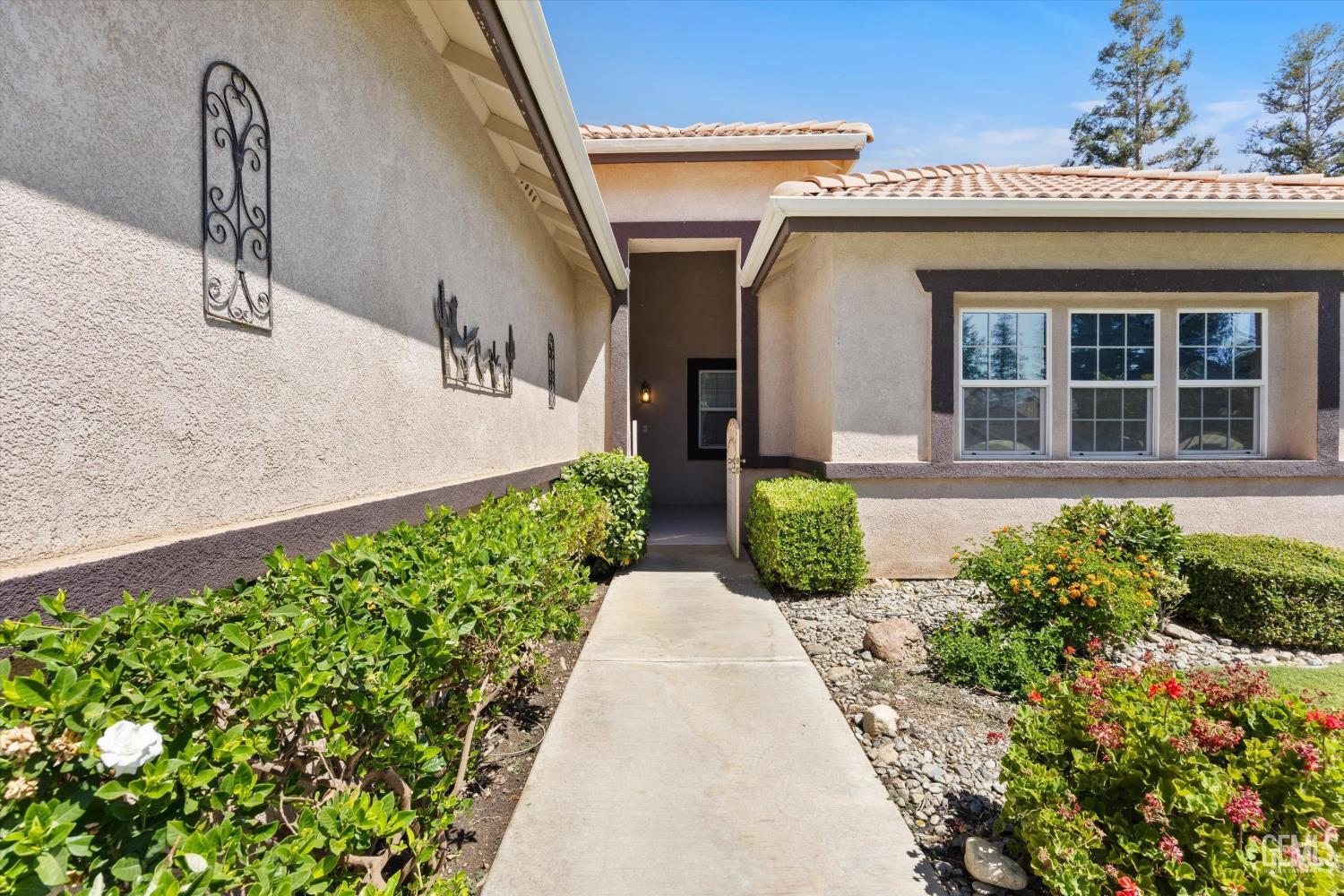 Single Family Residence in Bakersfield, photo 5 of 46