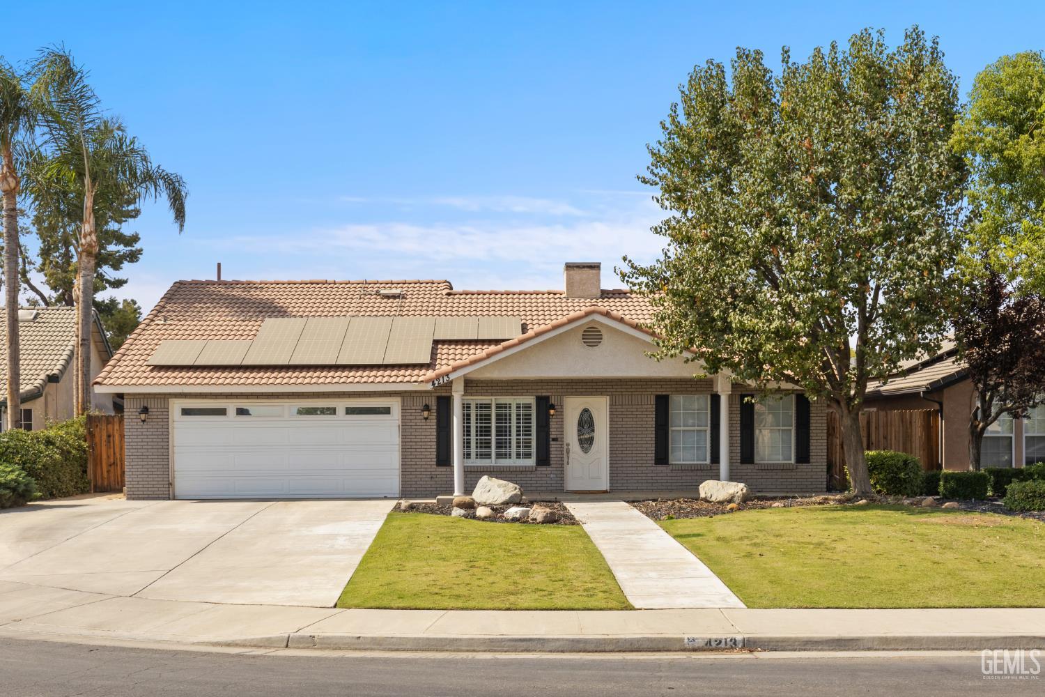 Single Family Residence in Bakersfield, photo 2 of 21