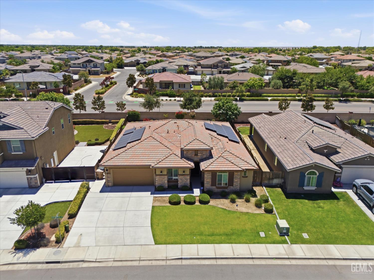 Single Family Residence in Bakersfield, photo 4 of 49