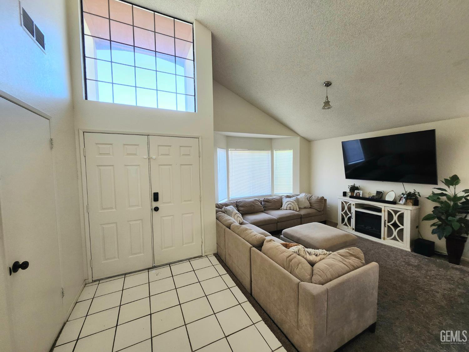 Single Family Residence in Bakersfield, photo 4 of 26