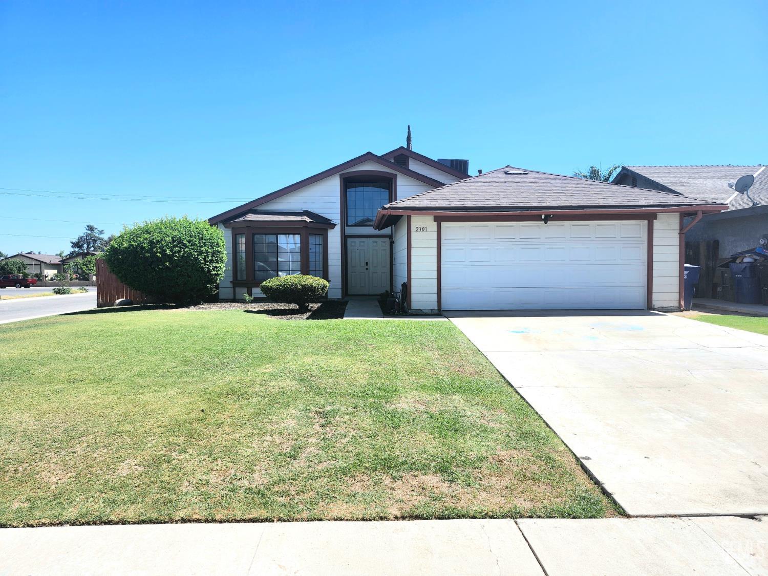 Single Family Residence in Bakersfield, photo 2 of 26