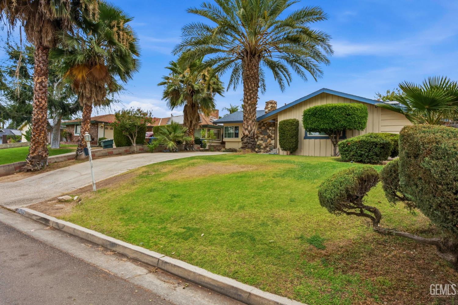 Single Family Residence in Bakersfield, photo 4 of 49