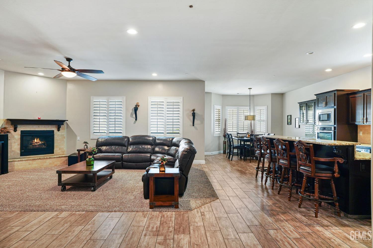 Single Family Residence in Bakersfield, photo 4 of 46