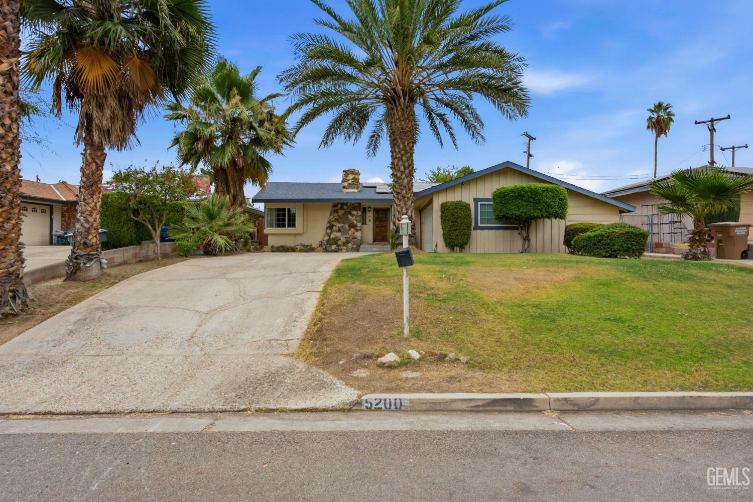 Single Family Residence in Bakersfield, photo 2 of 49