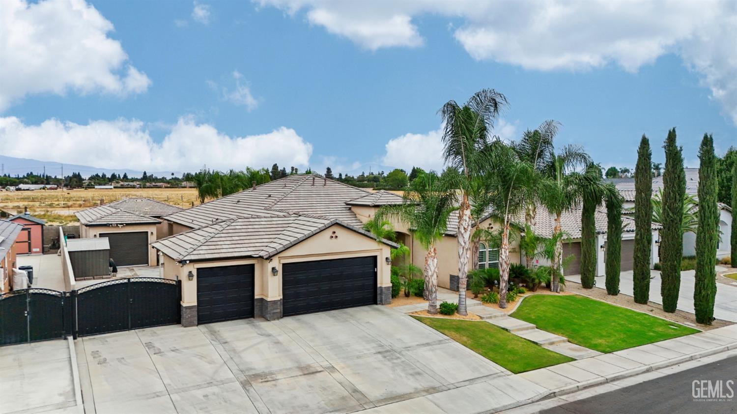 Single Family Residence in Bakersfield, photo 2 of 46