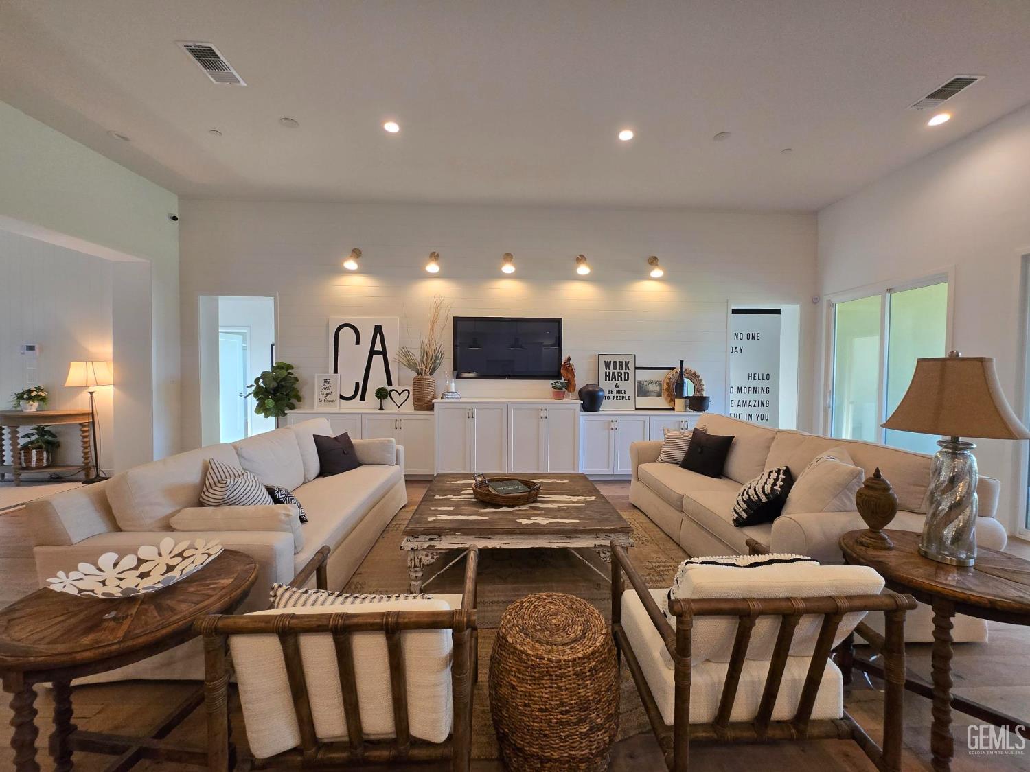 Single Family Residence in Bakersfield, photo 3 of 31