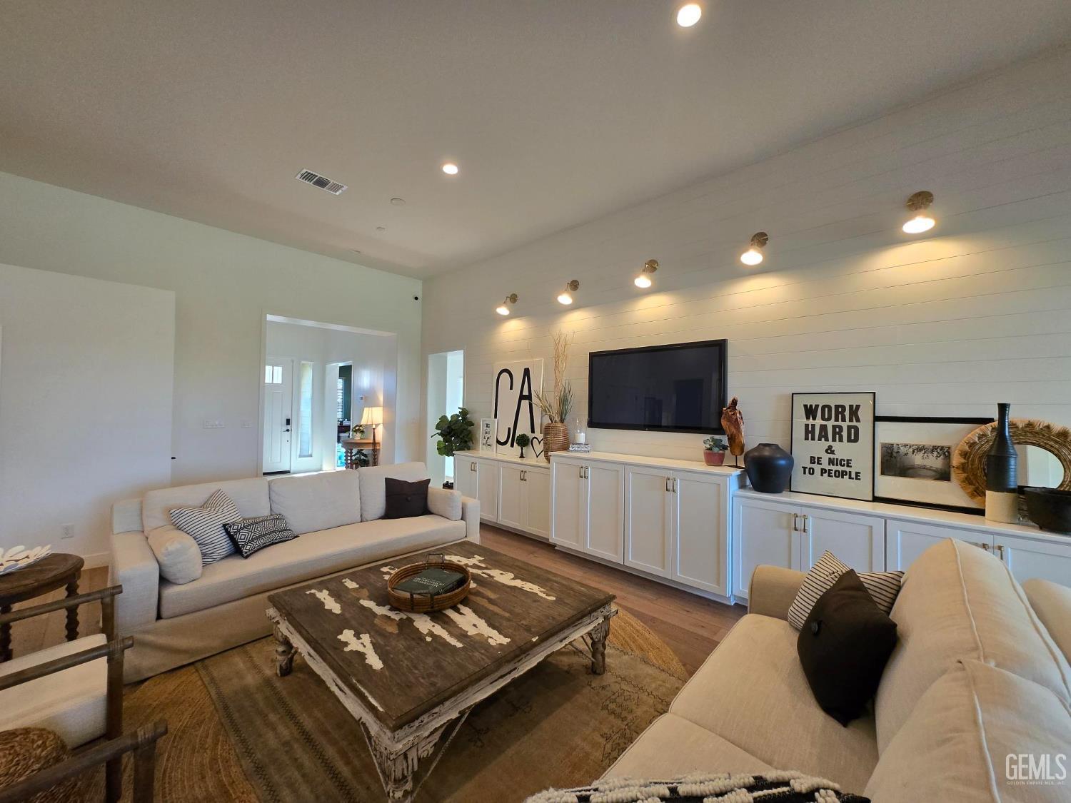 Single Family Residence in Bakersfield, photo 4 of 31