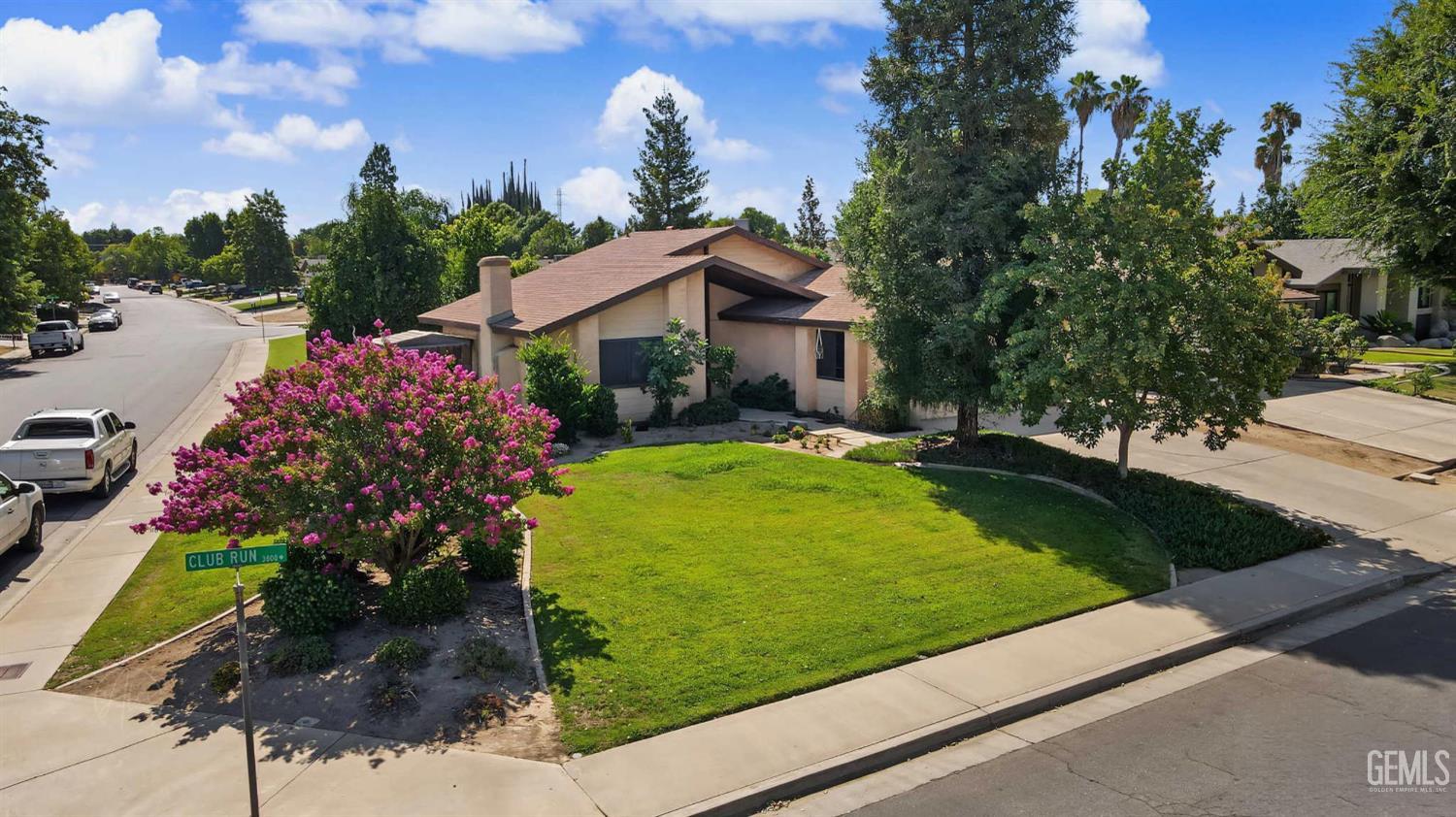 Single Family Residence in Bakersfield, photo 3 of 33