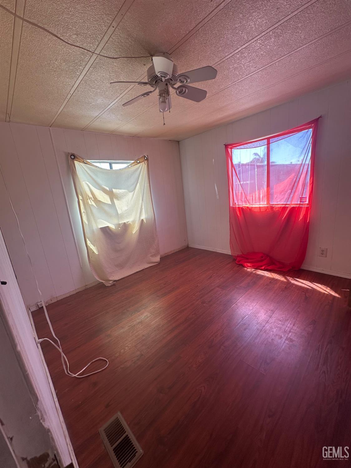 Manufactured Home in Bakersfield, photo 4 of 6
