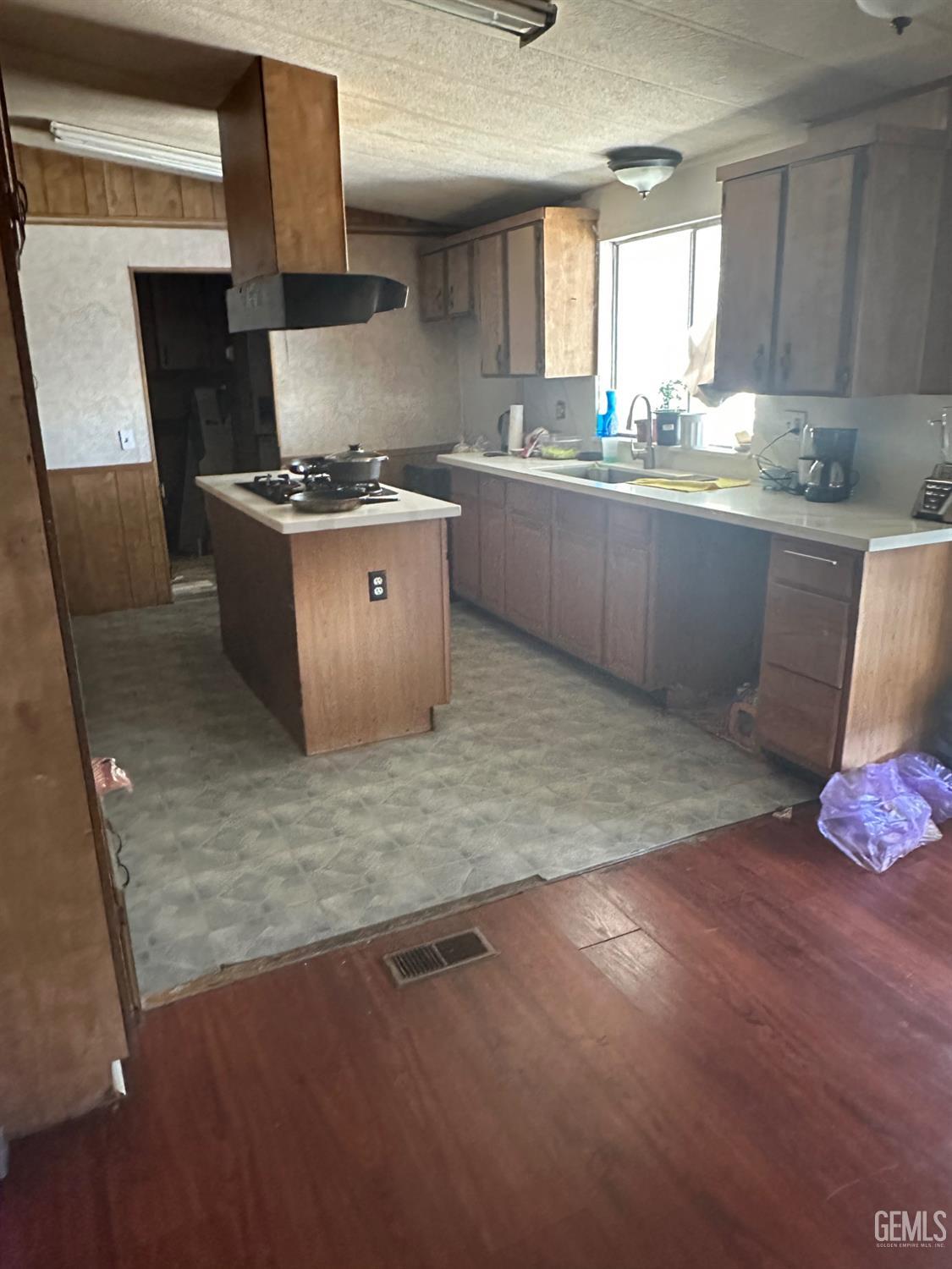 Manufactured Home in Bakersfield, photo 5 of 6
