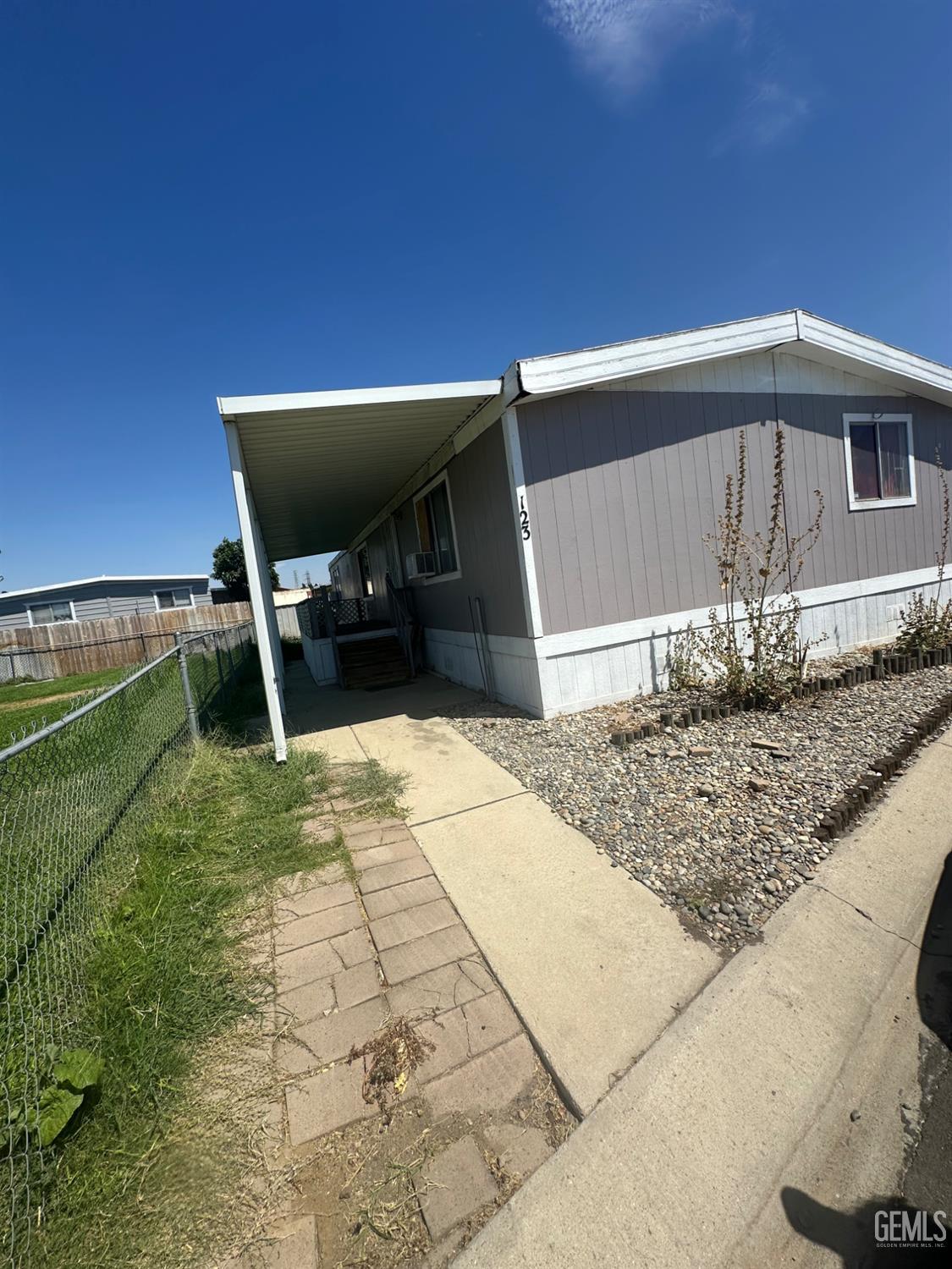 Manufactured Home in Bakersfield, photo 2 of 6