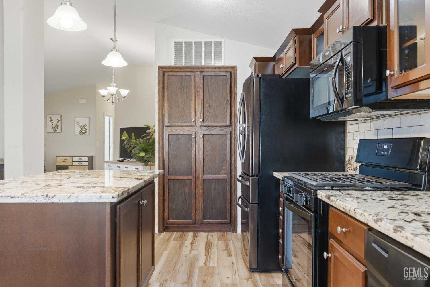 Manufactured Home in Bakersfield, photo 3 of 25