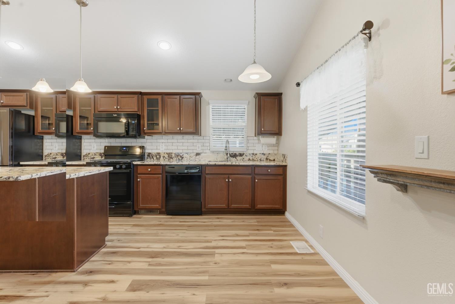 Manufactured Home in Bakersfield, photo 4 of 25