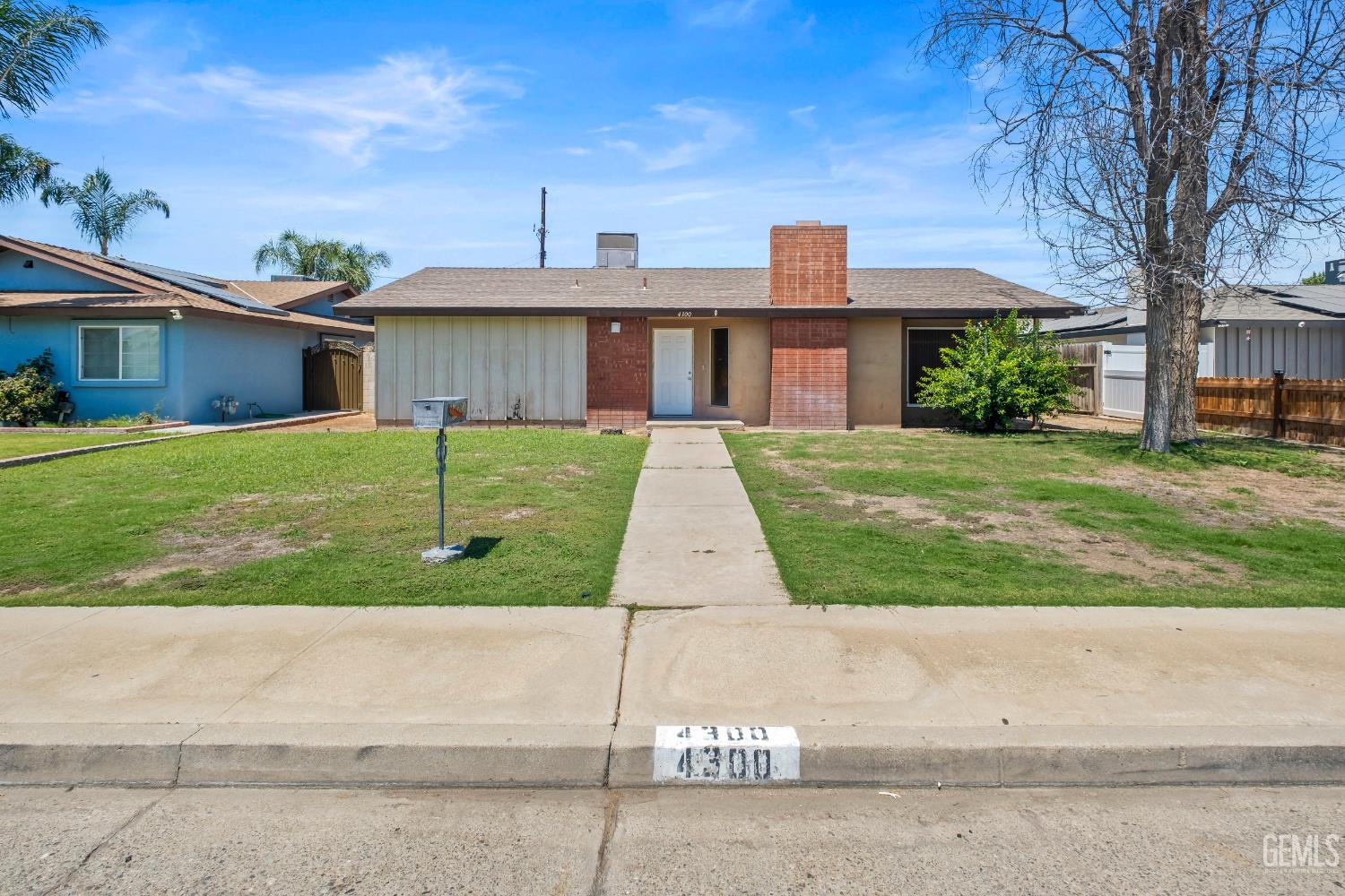 Single Family Residence in Bakersfield, photo 2 of 34
