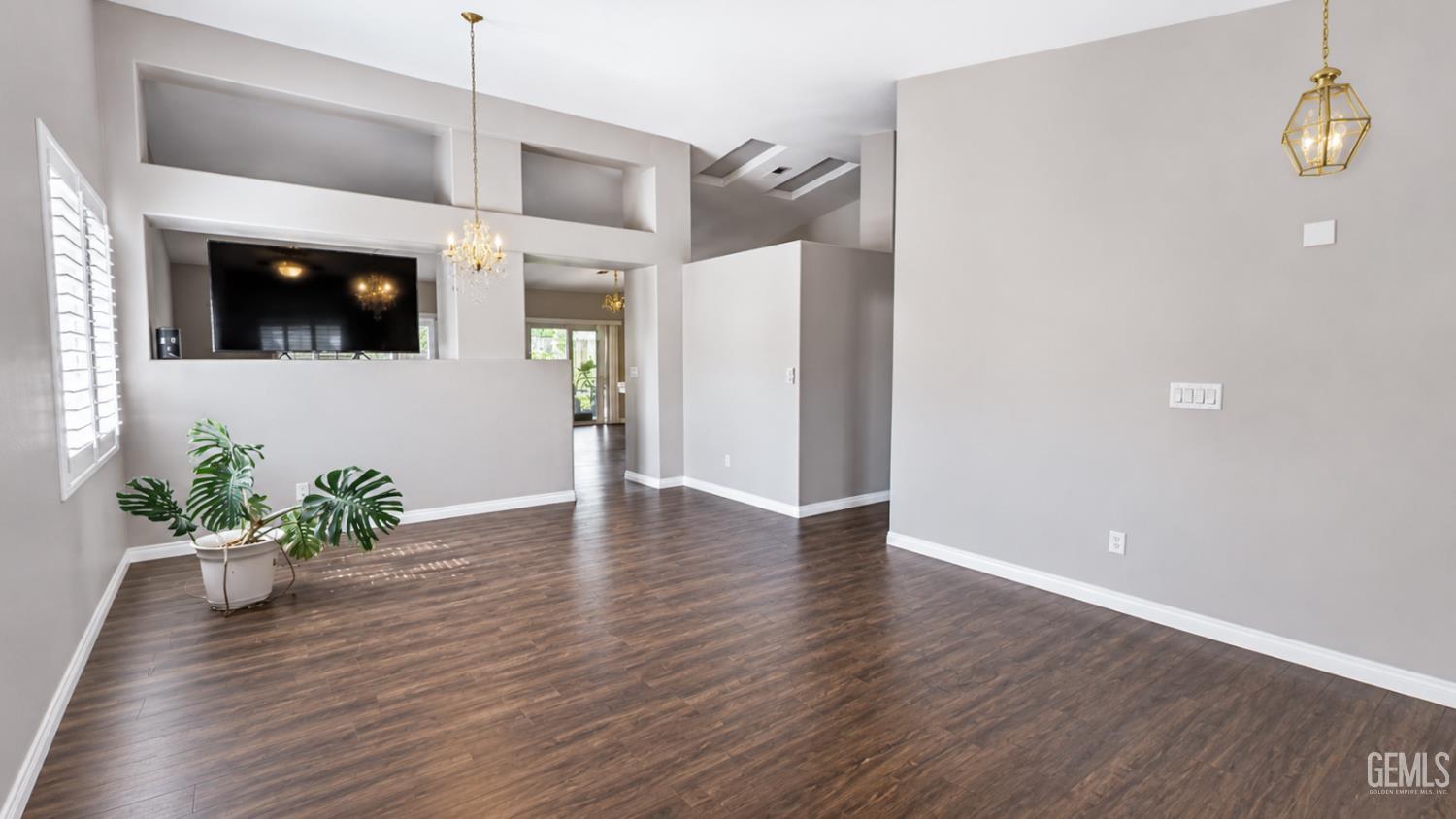 Single Family Residence in Bakersfield, photo 4 of 23