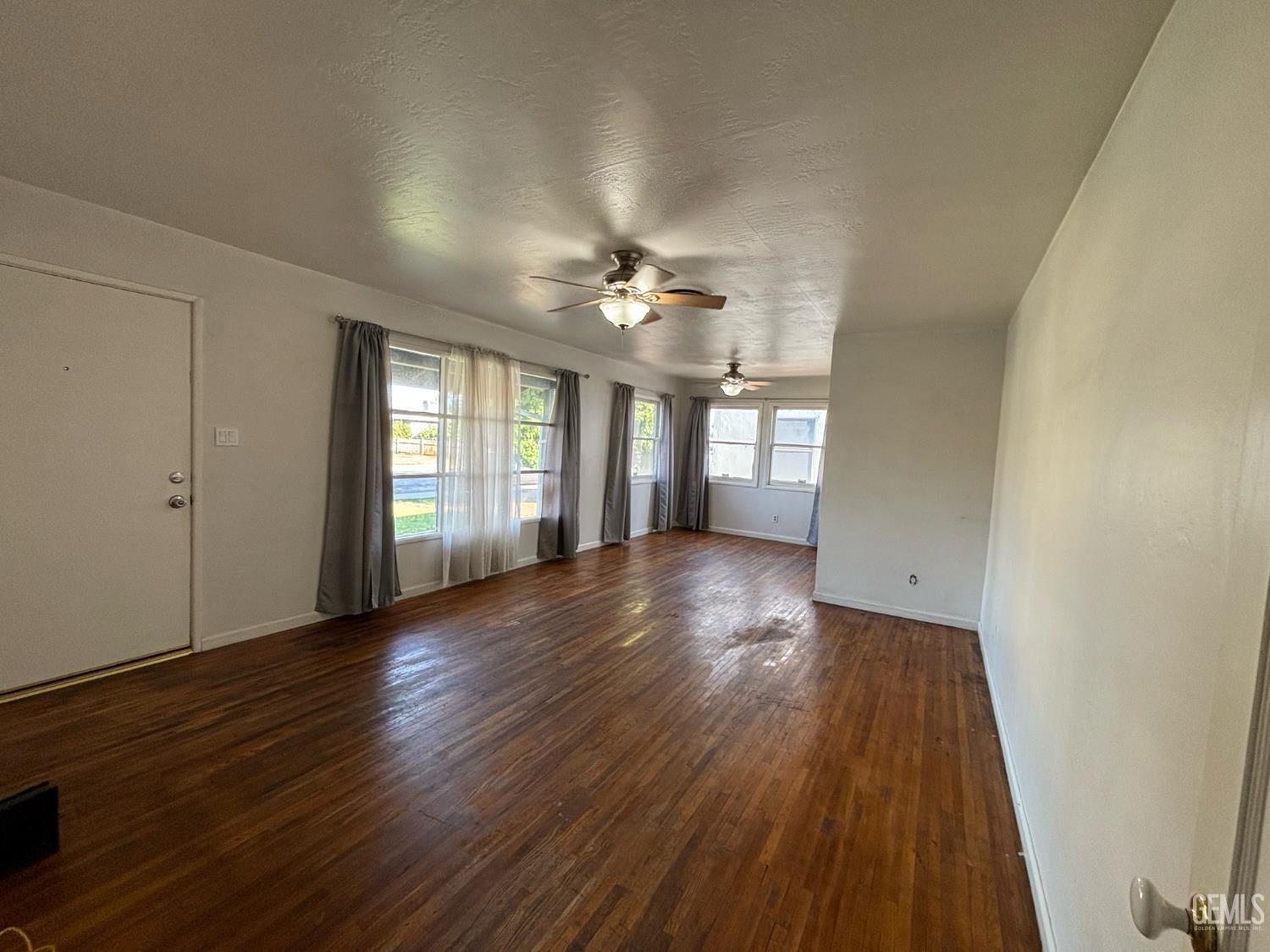 Single Family Residence in Bakersfield, photo 4 of 31