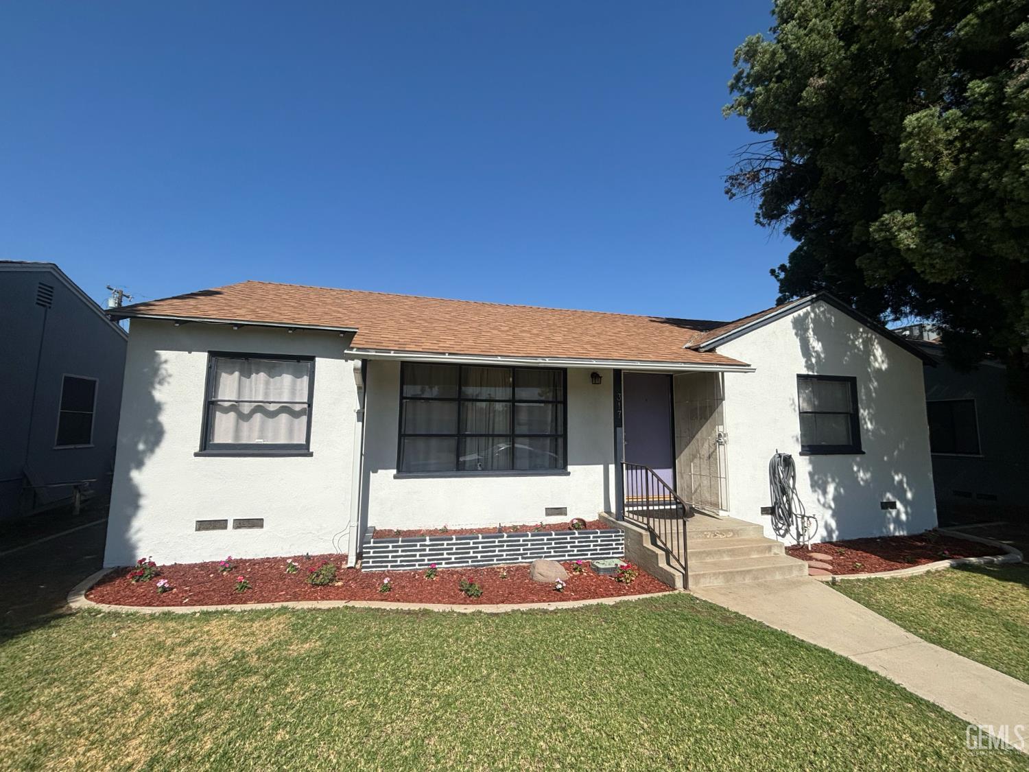 Single Family Residence in Bakersfield, photo 2 of 31