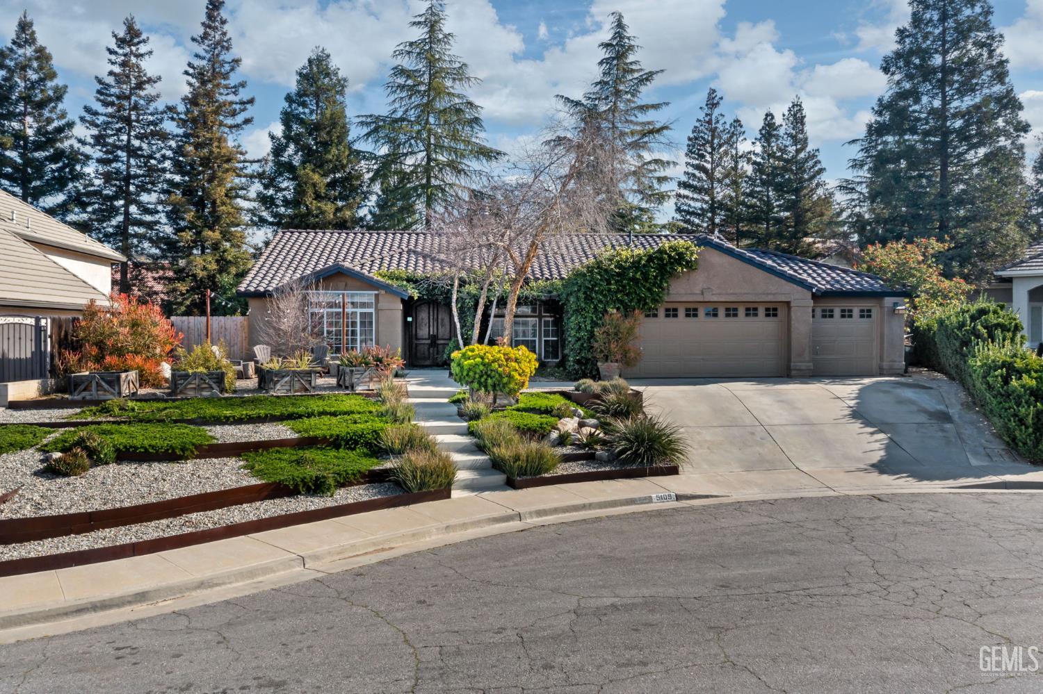 Single Family Residence in Bakersfield, photo 2 of 64