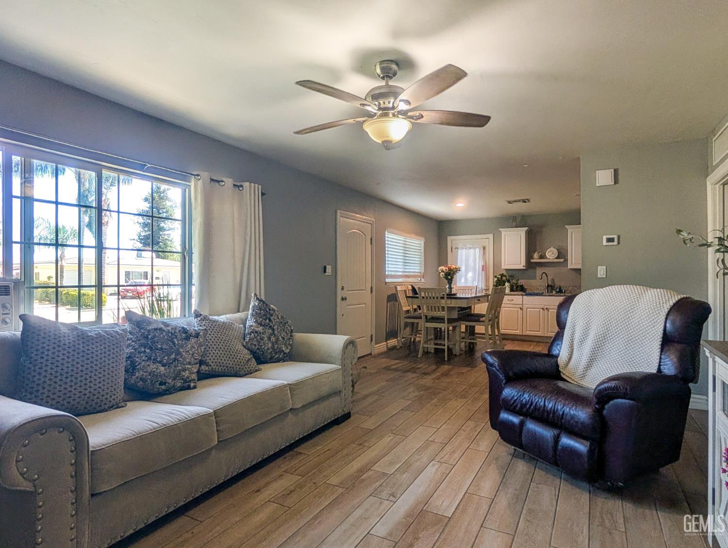 Single Family Residence in Shafter, photo 2 of 10