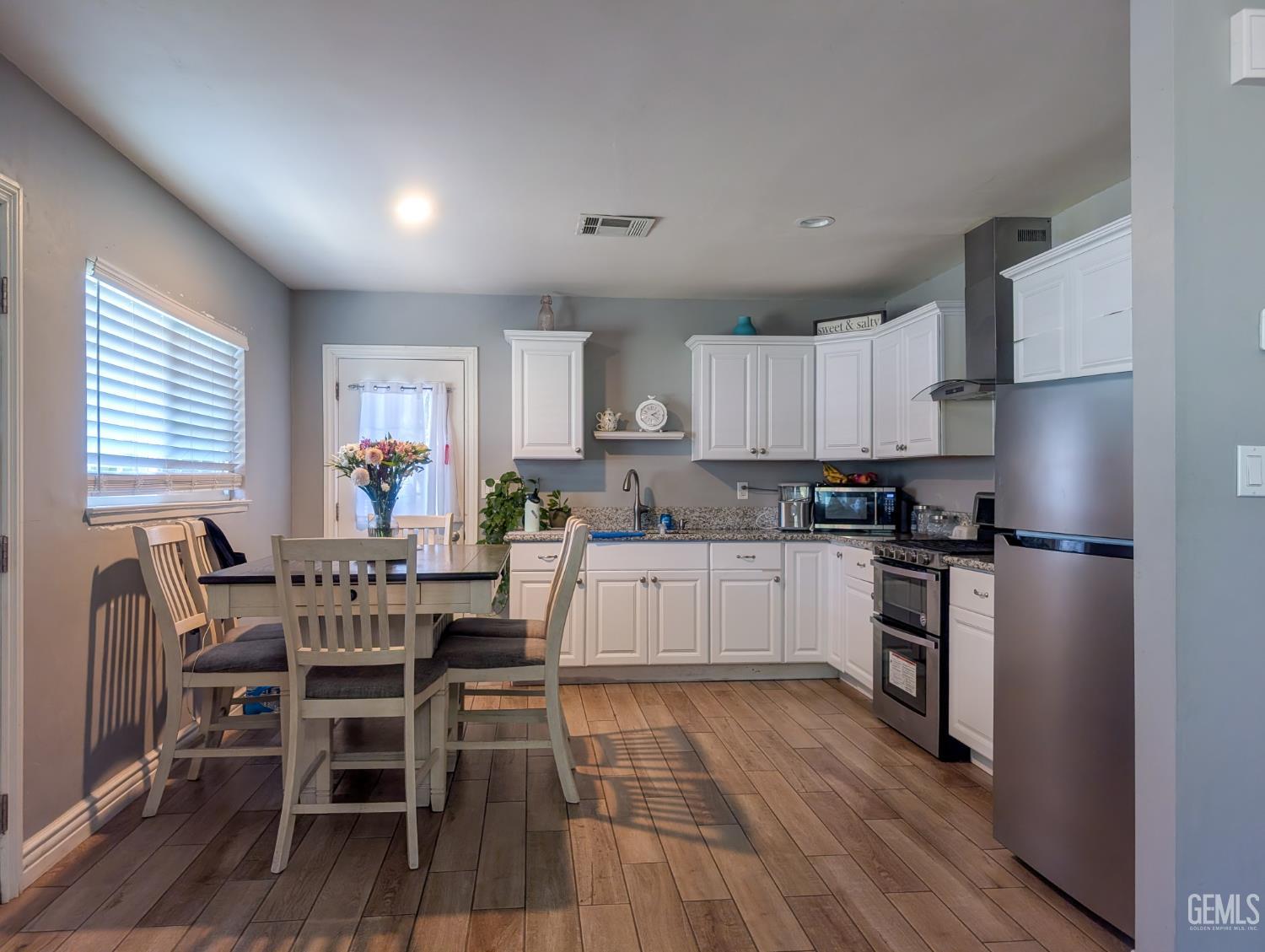 Single Family Residence in Shafter, photo 4 of 10