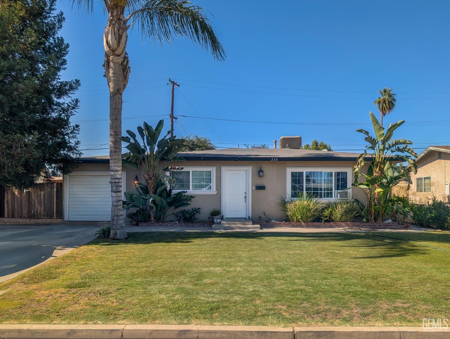 Single Family Residence in Shafter