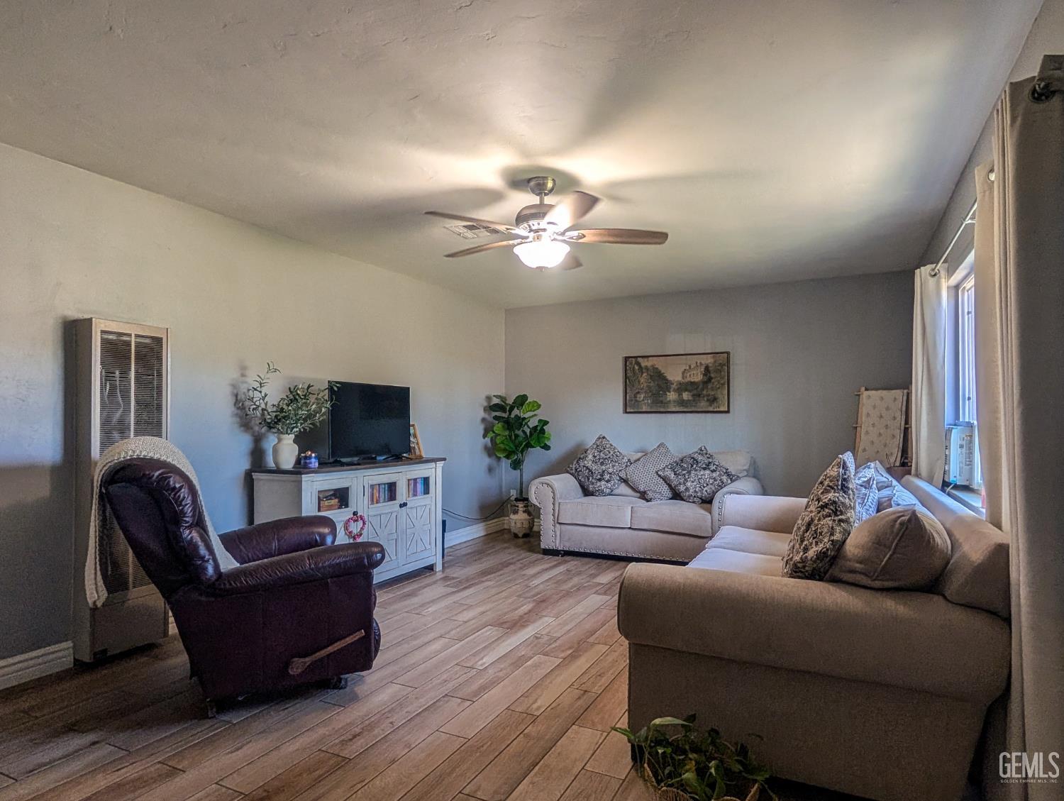 Single Family Residence in Shafter, photo 3 of 10