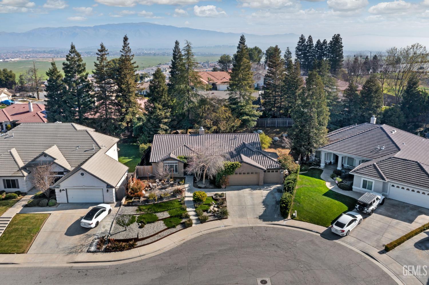 Single Family Residence in Bakersfield, photo 3 of 64