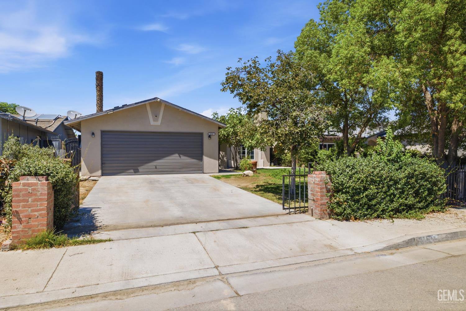 Single Family Residence in Bakersfield, photo 2 of 27