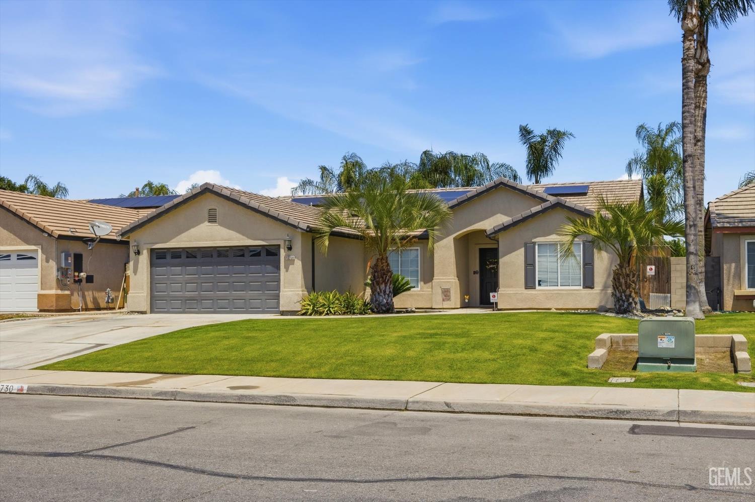 Single Family Residence in Bakersfield, photo 2 of 36