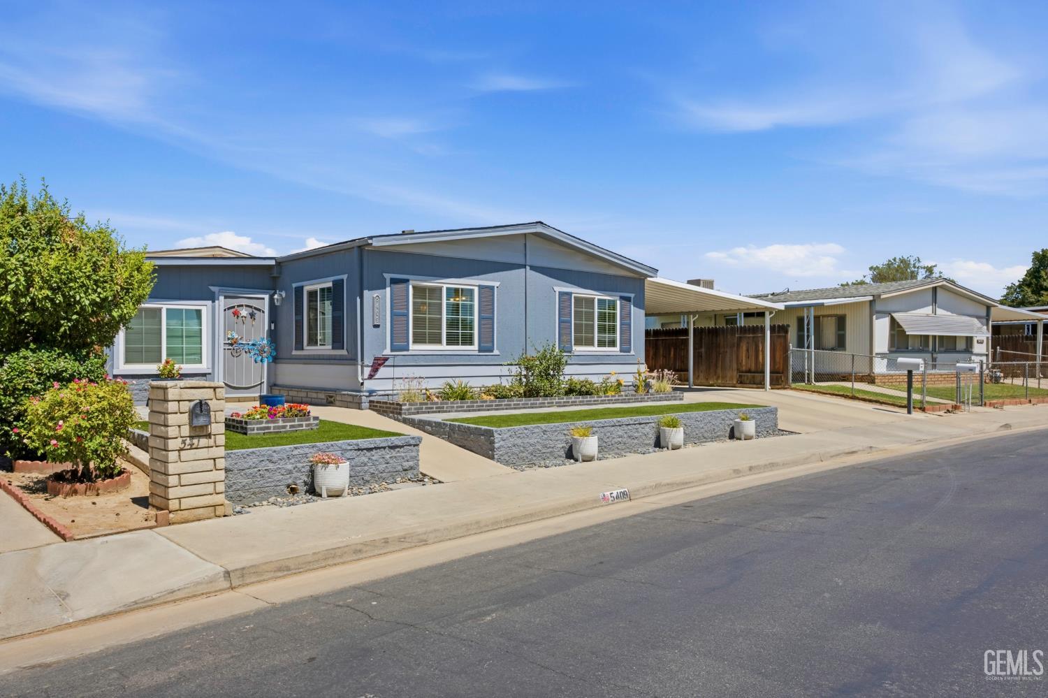 Manufactured Home in Bakersfield, photo 4 of 57