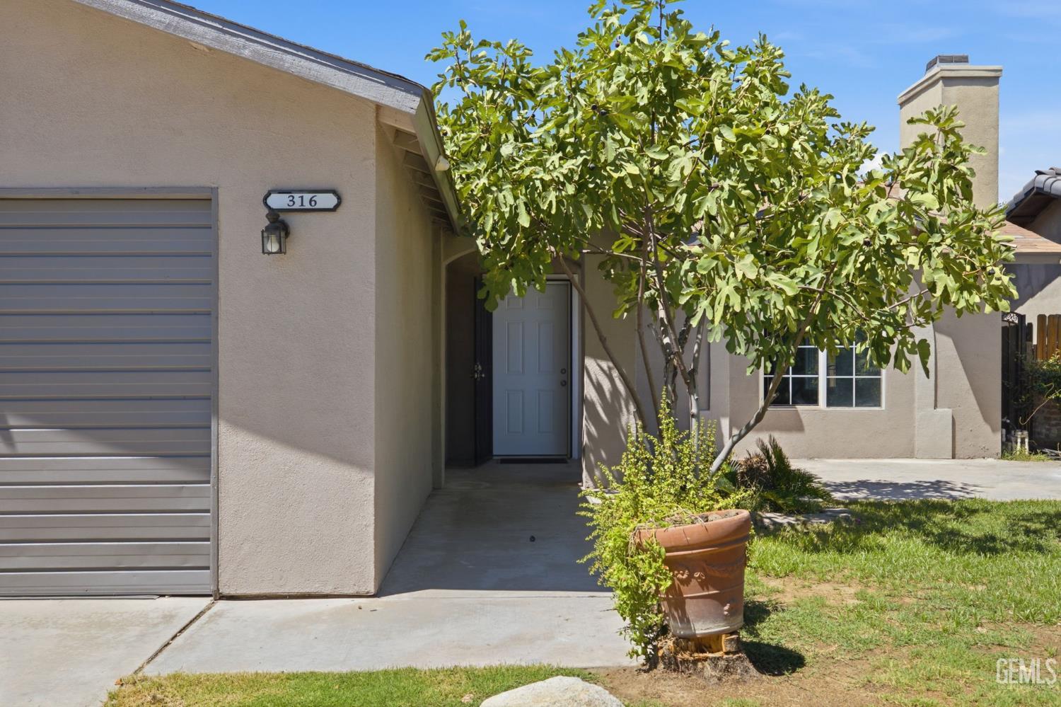 Single Family Residence in Bakersfield, photo 3 of 27