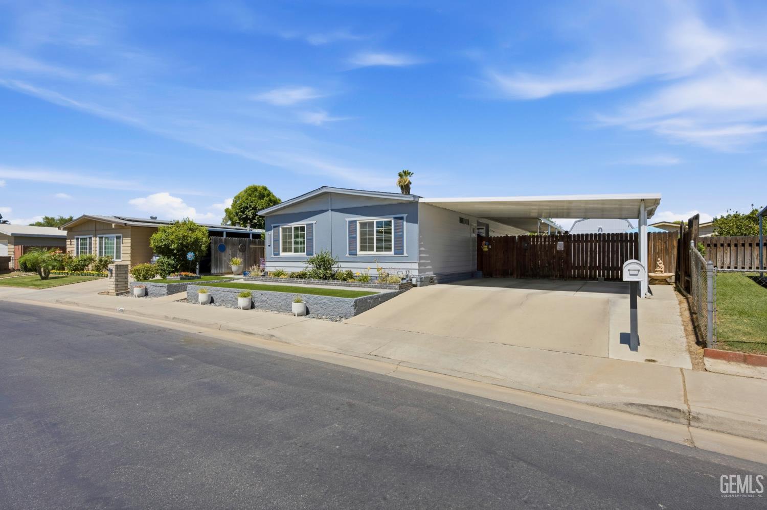 Manufactured Home in Bakersfield, photo 3 of 57