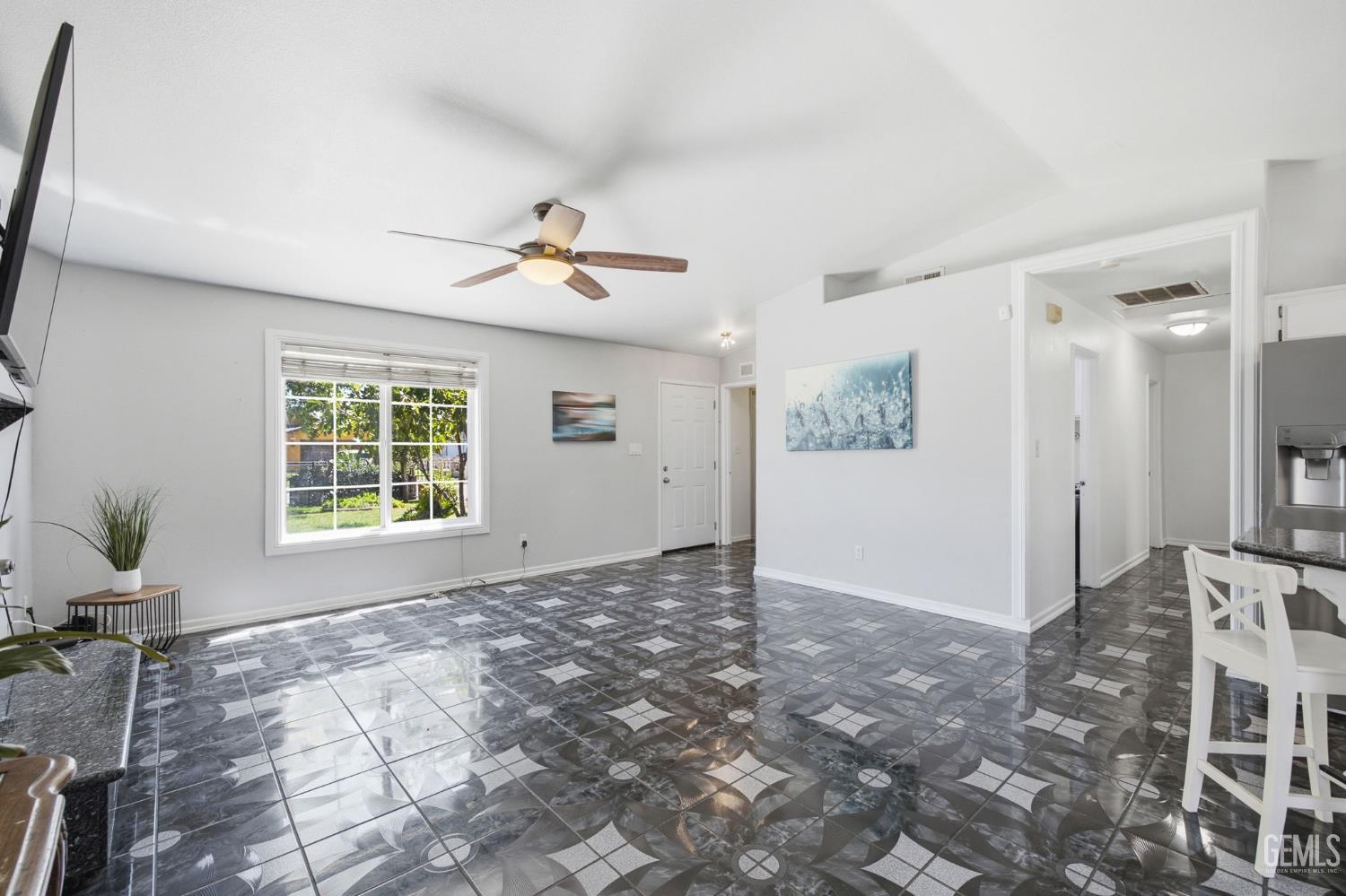 Single Family Residence in Bakersfield, photo 4 of 27
