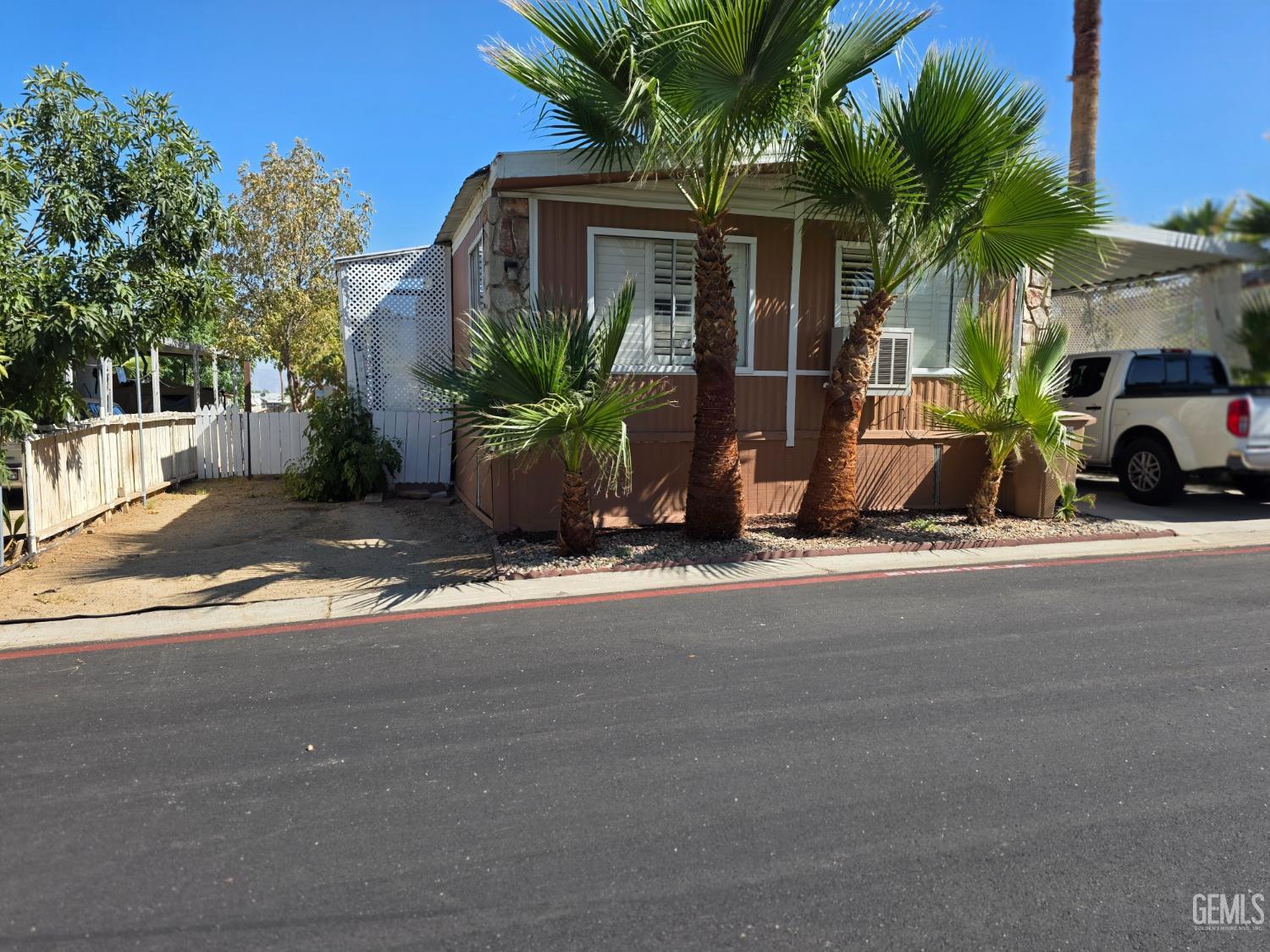 Mobile Home in Bakersfield, photo 2 of 19