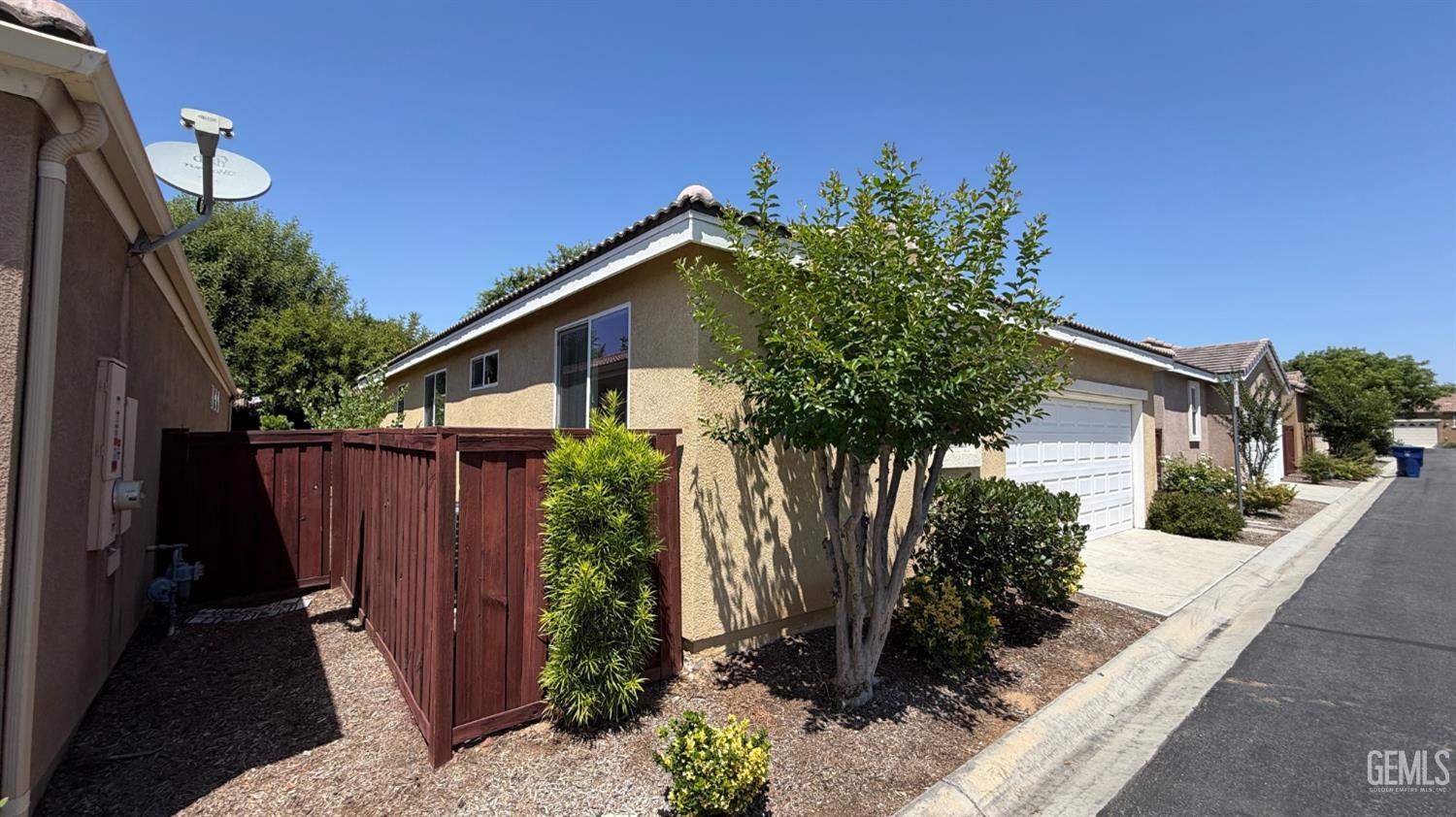 Single Family Residence in Bakersfield, photo 3 of 31