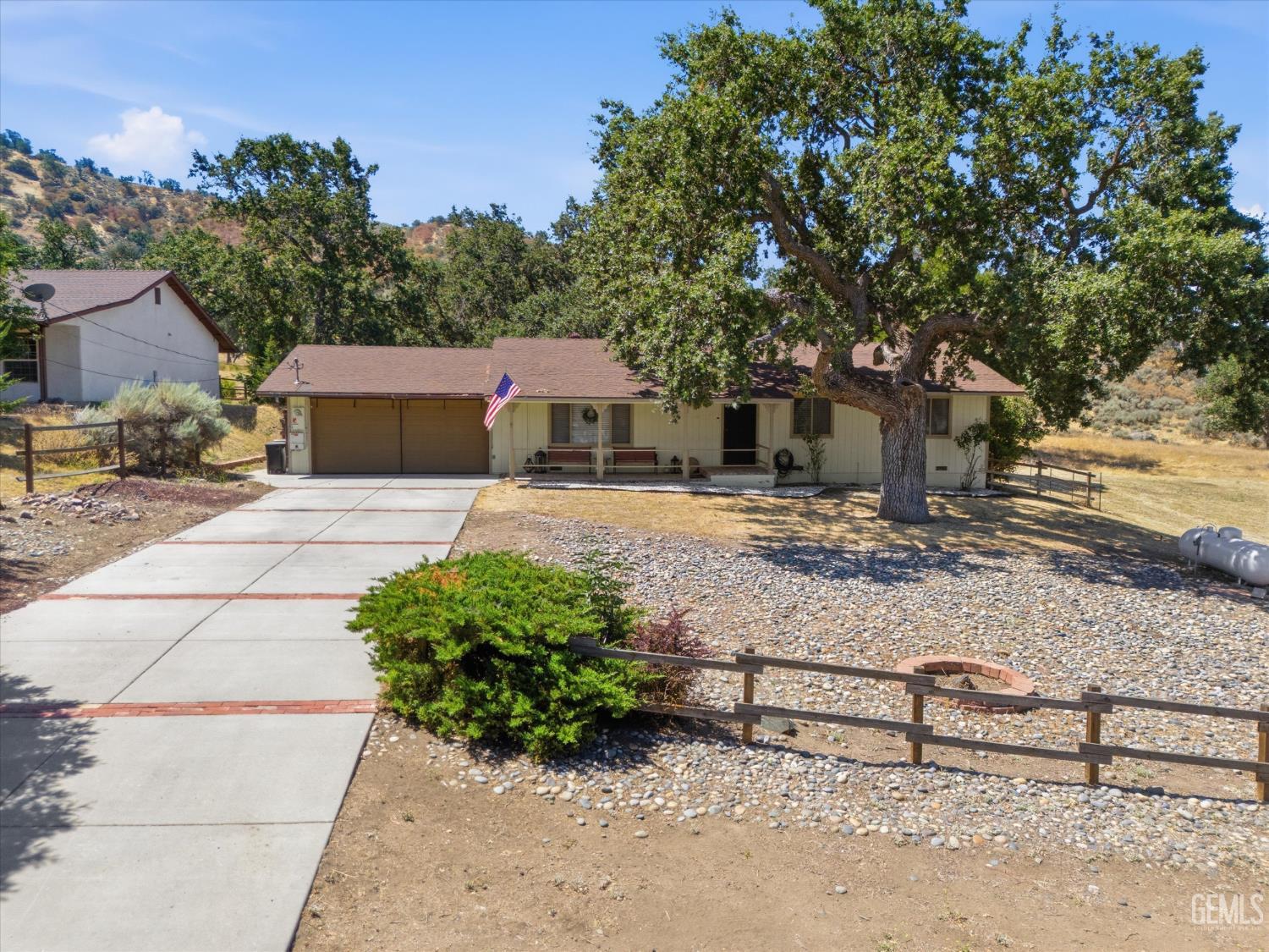 Single Family Residence in Tehachapi, photo 2 of 45