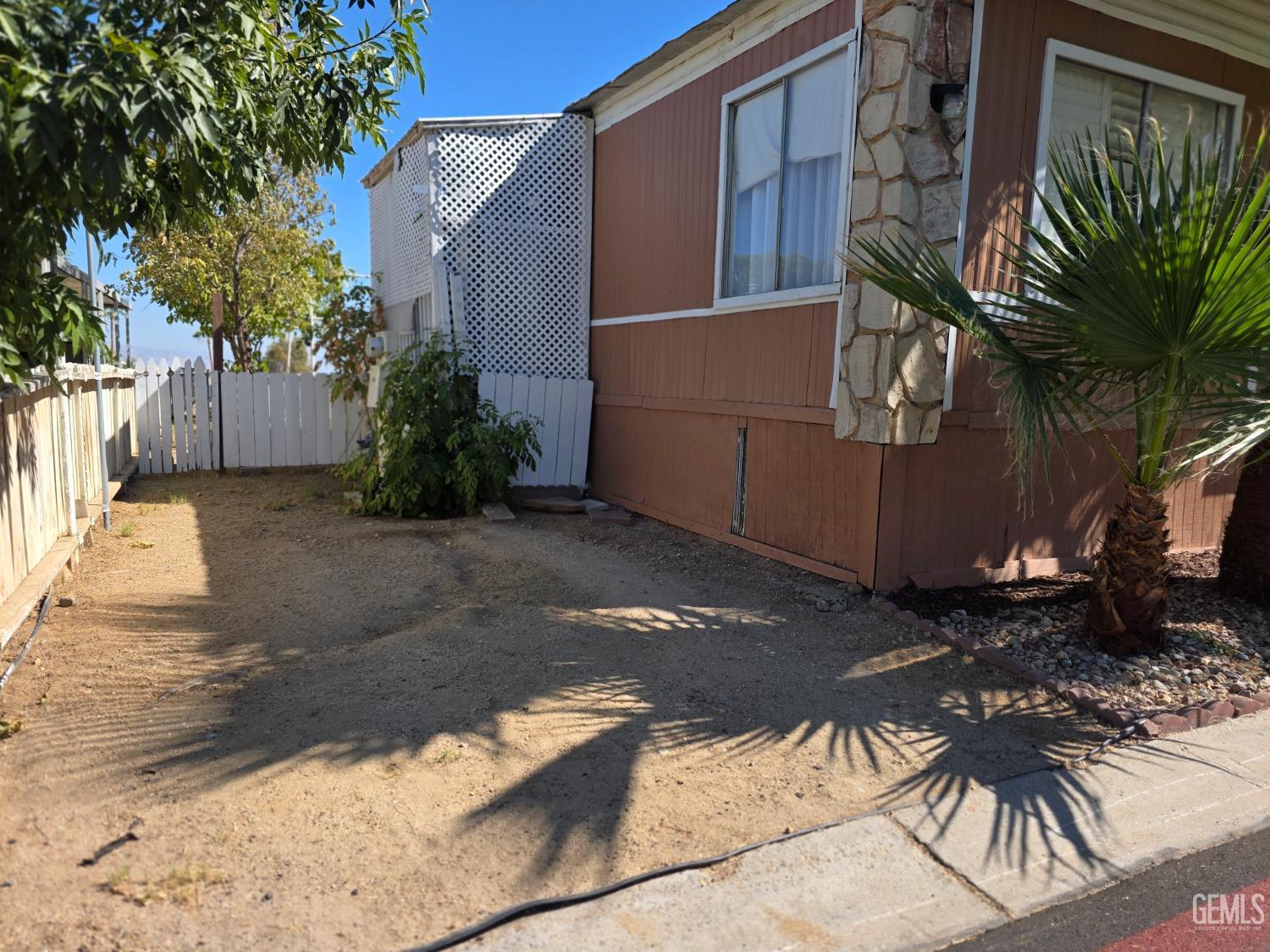 Mobile Home in Bakersfield, photo 4 of 19