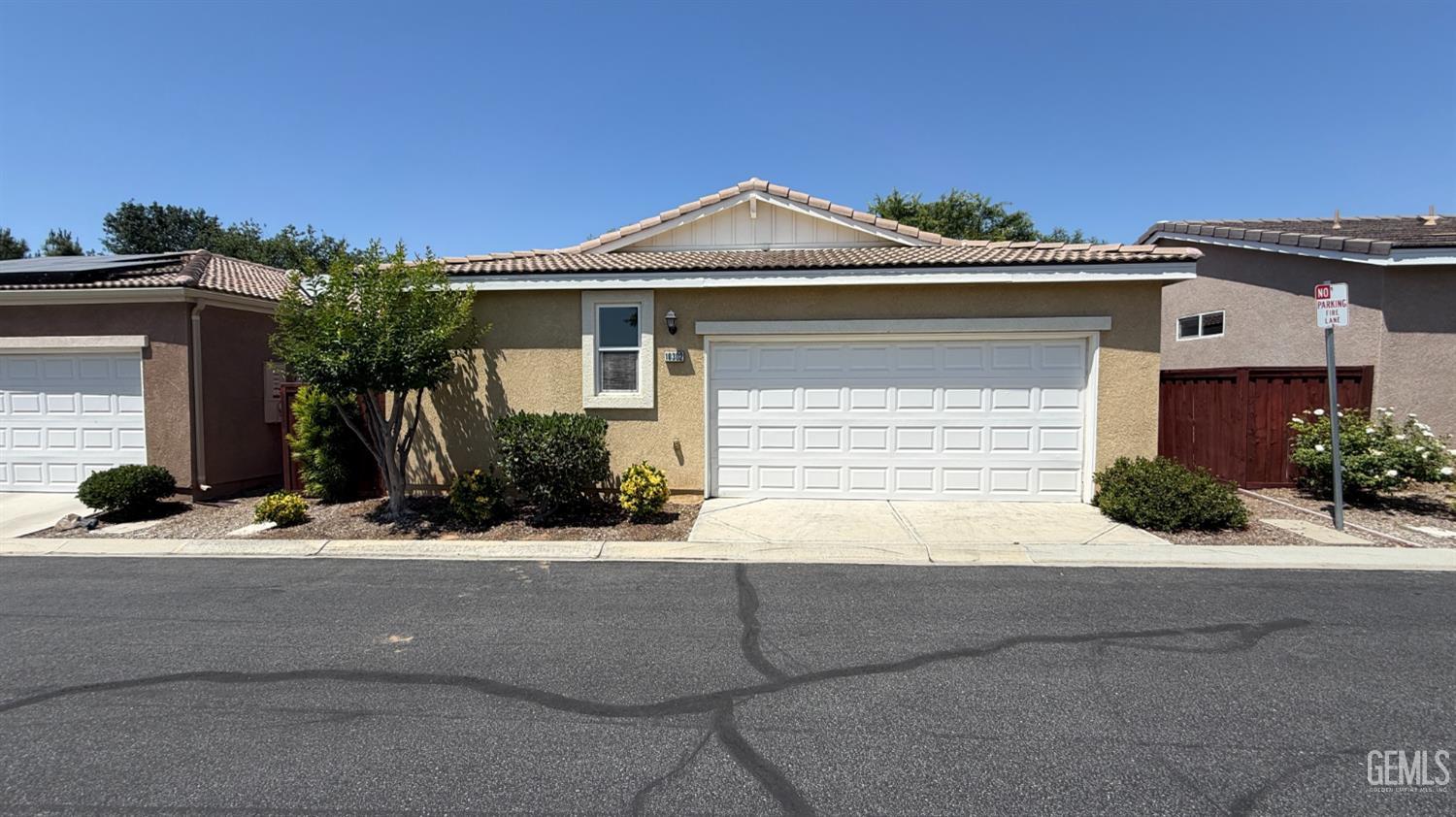 Single Family Residence in Bakersfield, photo 2 of 31