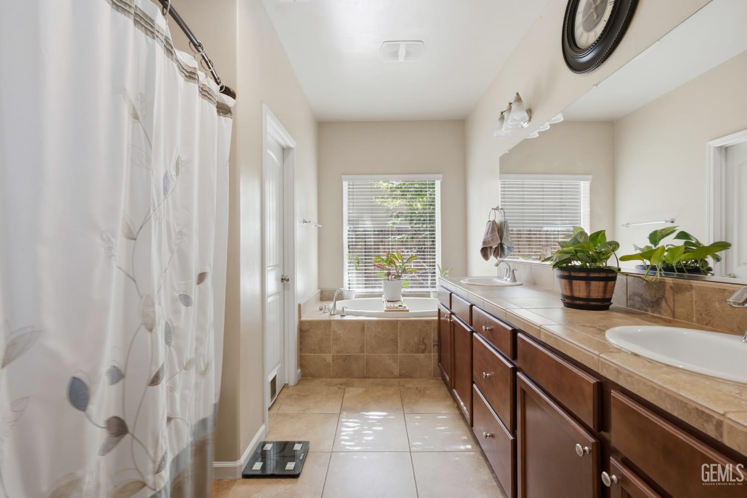 10112 Cranberry Isle Drive, Bakersfield, CA 93314 — photo 32