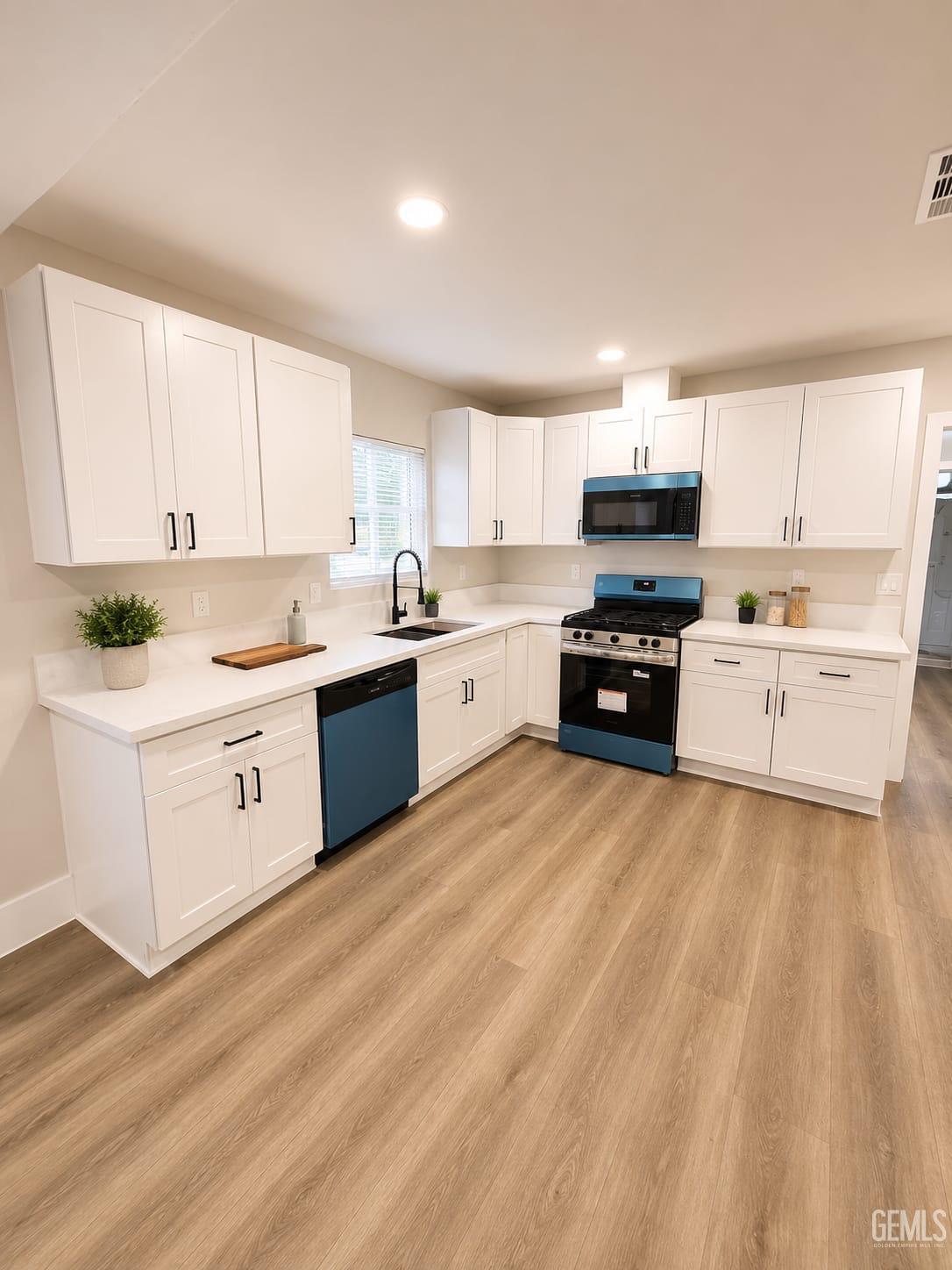 Single Family Residence in Bakersfield, photo 3 of 30