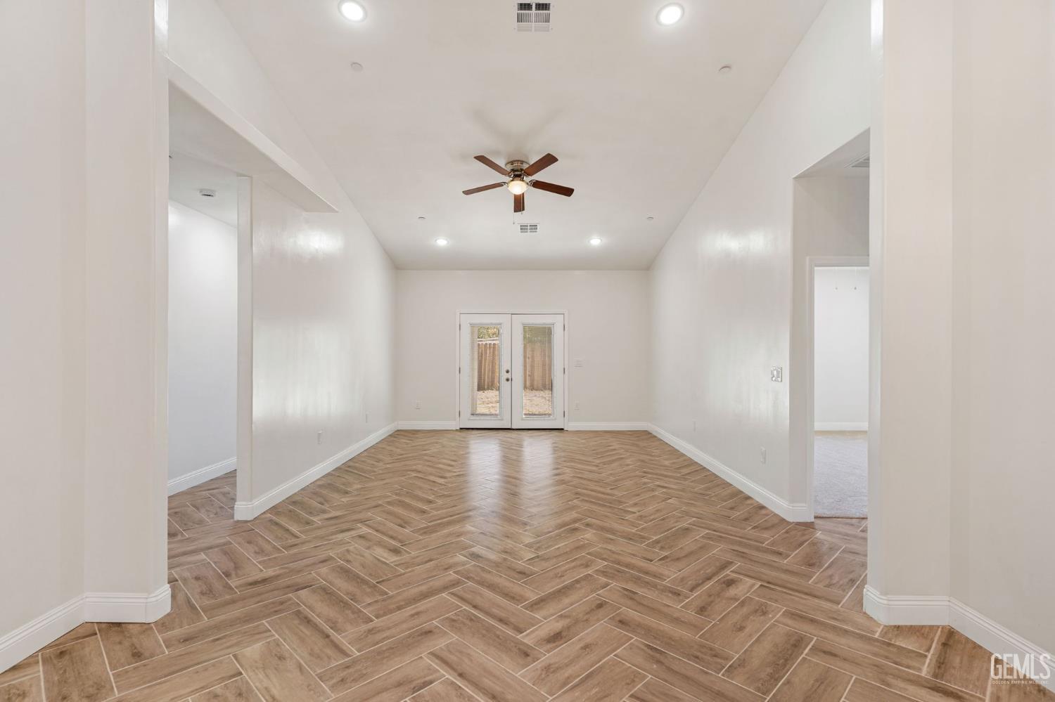 Single Family Residence in Bakersfield, photo 4 of 38