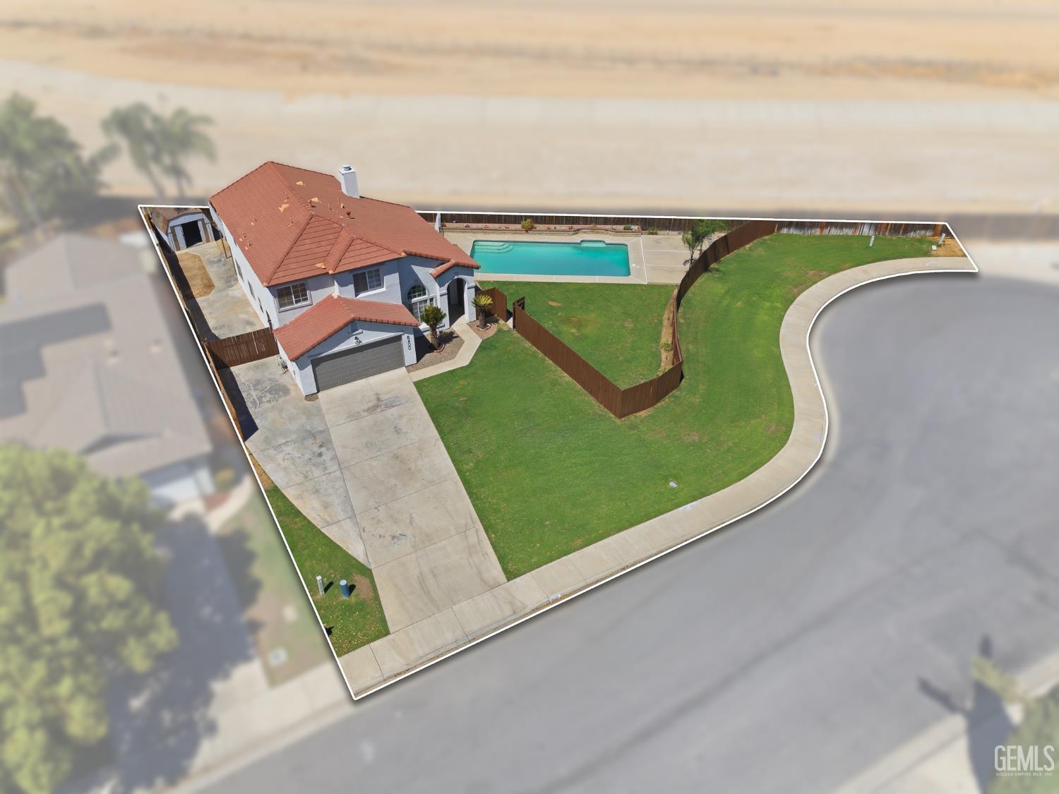 Single Family Residence in Bakersfield, photo 2 of 41