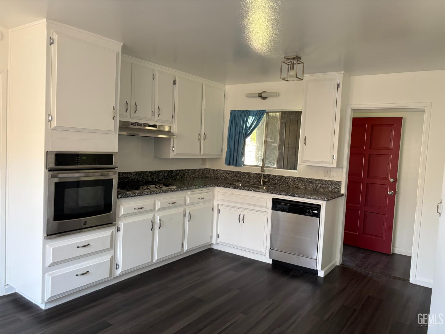 Single Family Residence in Bakersfield, photo 4 of 33