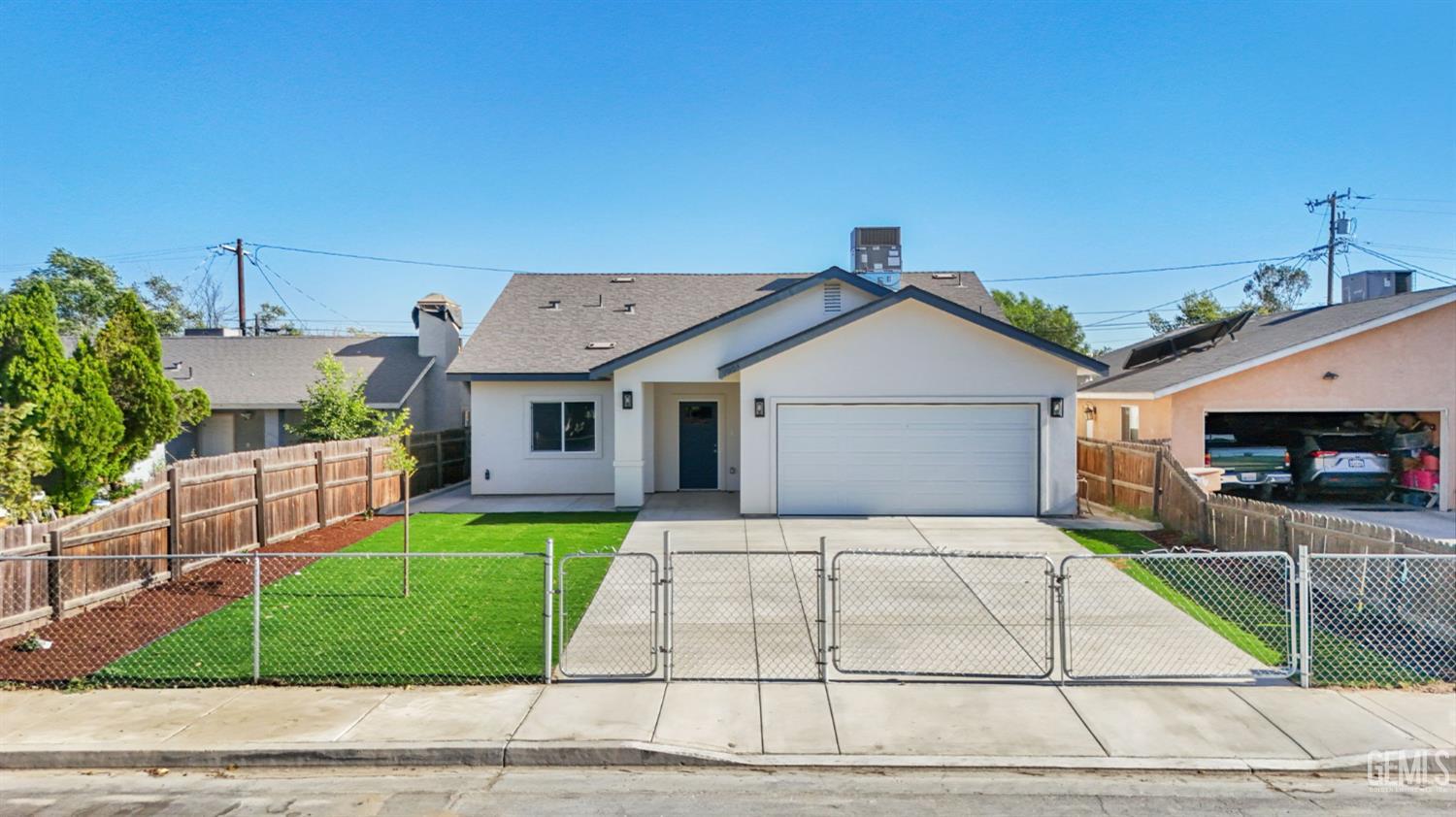 Single Family Residence in Bakersfield, photo 2 of 38